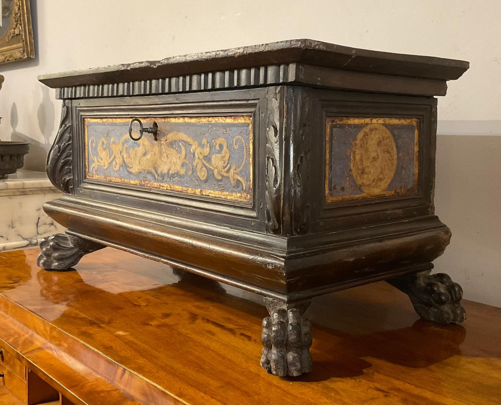 Beautiful model of chest in carved walnut with features typical of the late sixteenth century in Florence with the addition of parts decorated with grotesque lean tempera on a chalky background. Used as a small travel chest, it is complete with an