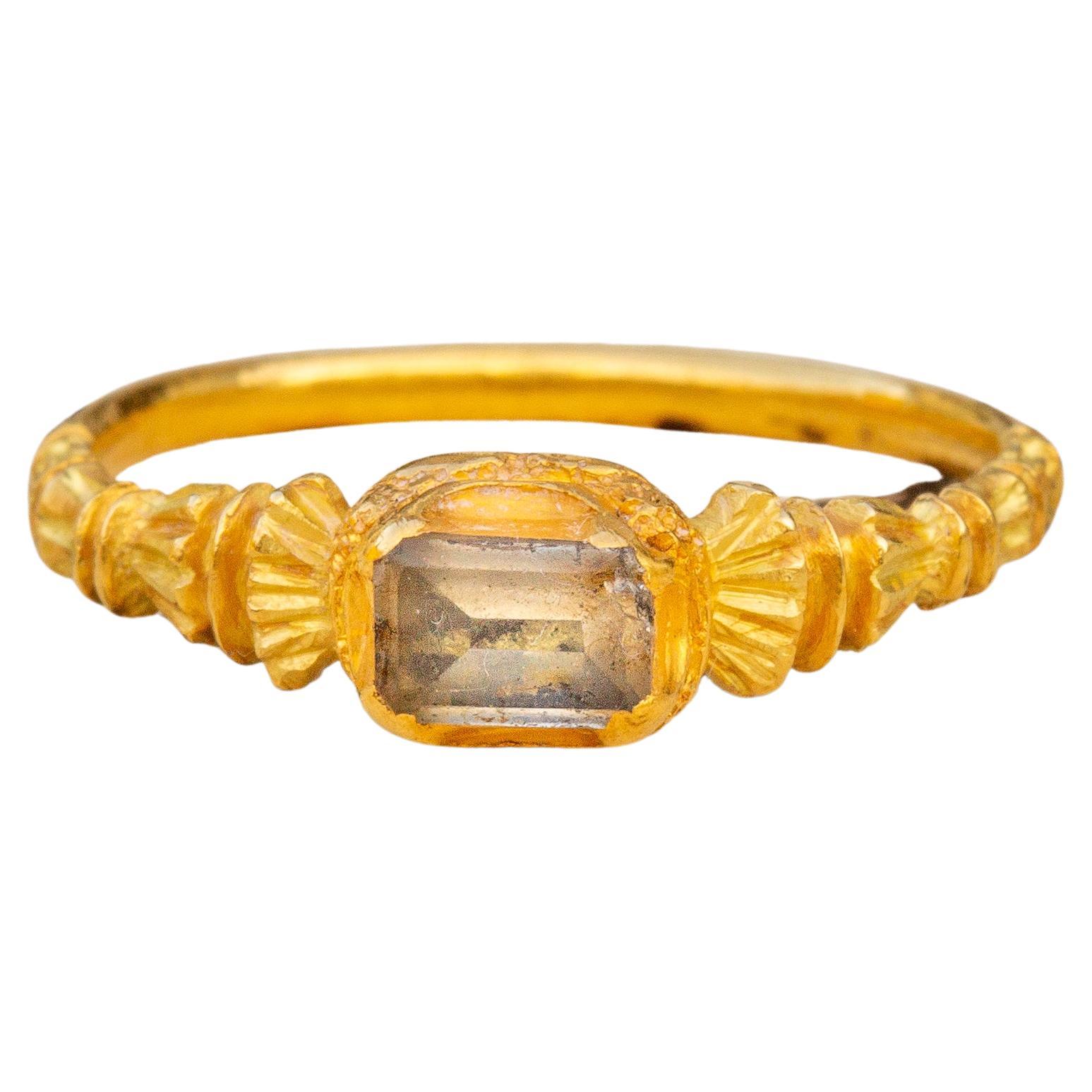 Bague en or 22 carats avec cristal de roche taillé de table de la Renaissance du 16ème siècle 