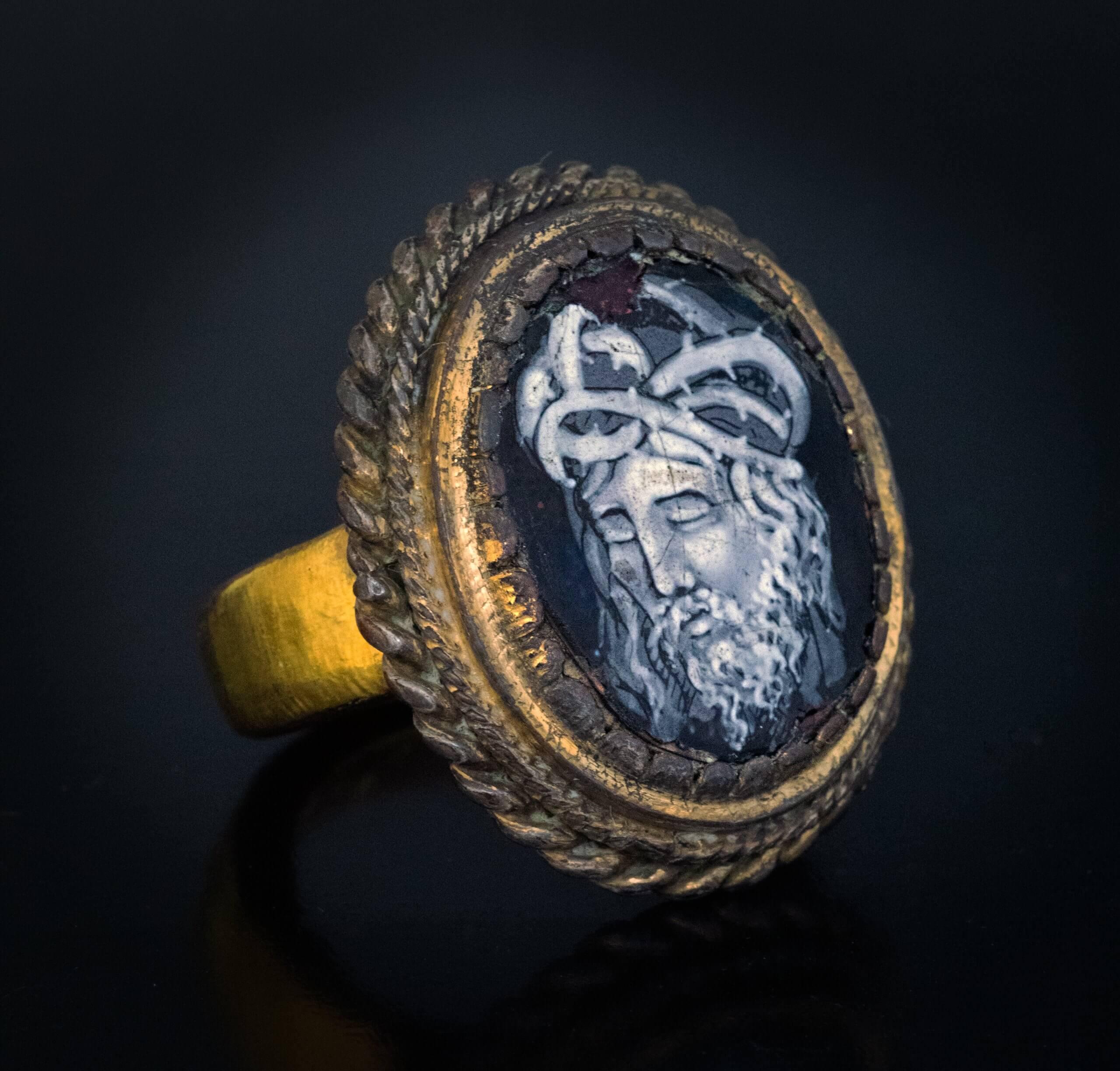 France, vers 1550  
Cette bague en bronze doré de la Renaissance, unique en son genre et rare dans un musée, comporte une plaque en cuivre émaillé de Limoges, superbement peinte en nuances de gris, représentant le Christ en homme de douleur.  

La