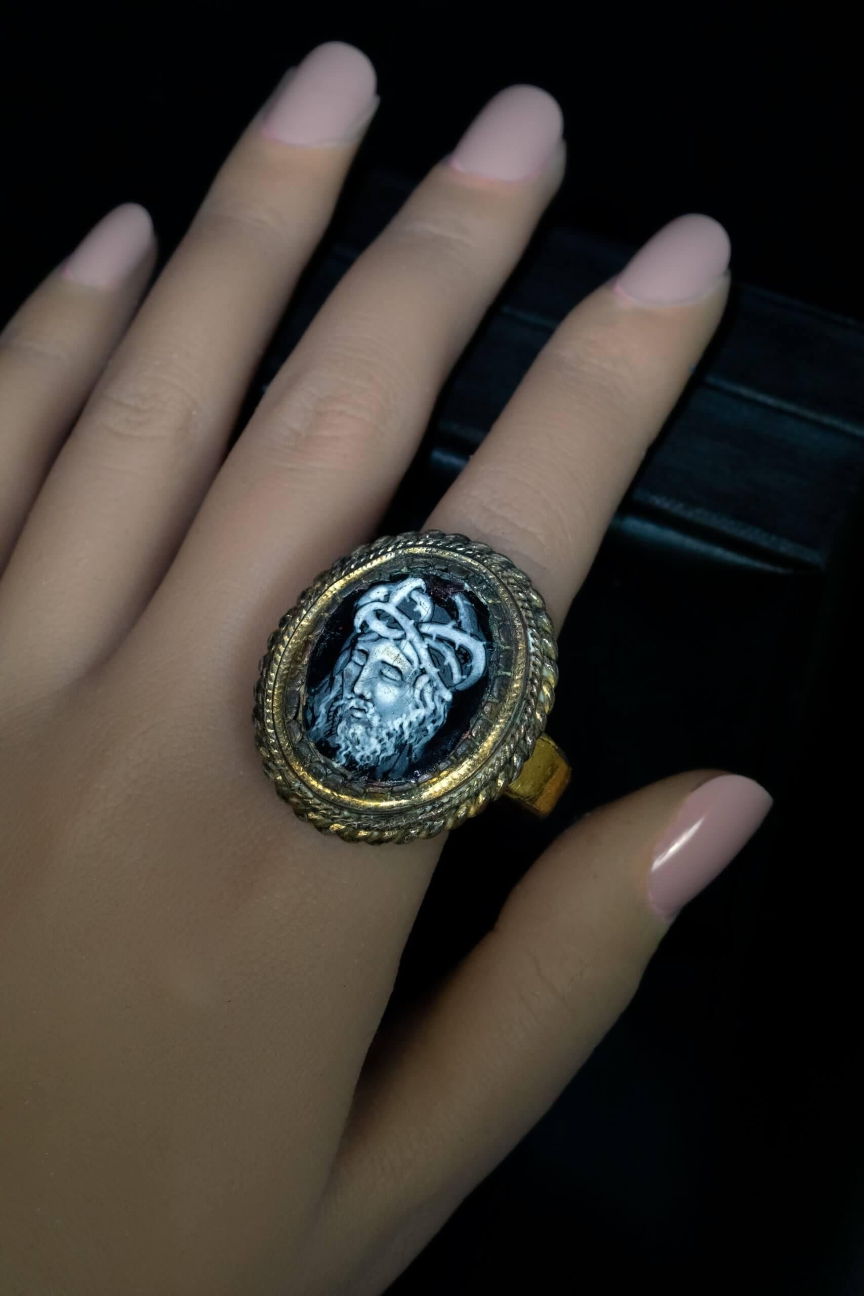 Bague Renaissance de Limoges du 16e siècle en bronze doré et émaillé, c. 1550 État moyen - En vente à Chicago, IL
