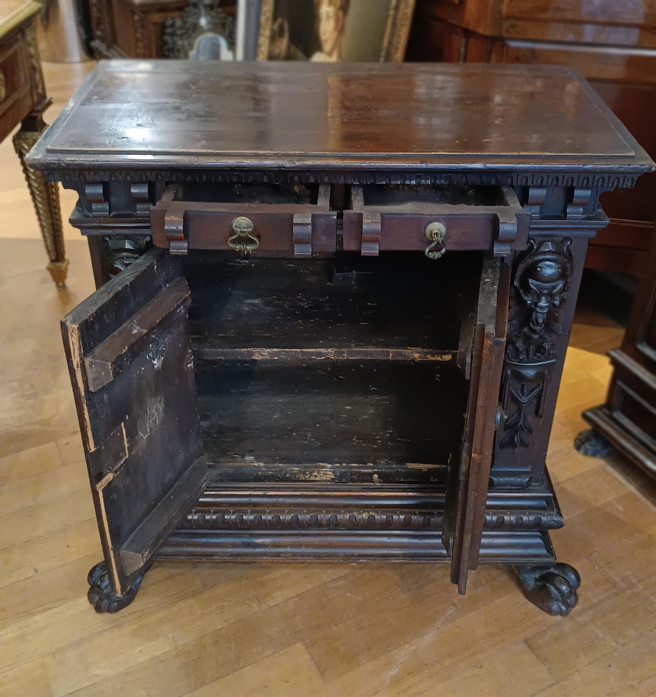 16th CENTURY RENAISSANCE SMALL SIDEBOARD IN SOLID WALNUT In Good Condition For Sale In Firenze, FI
