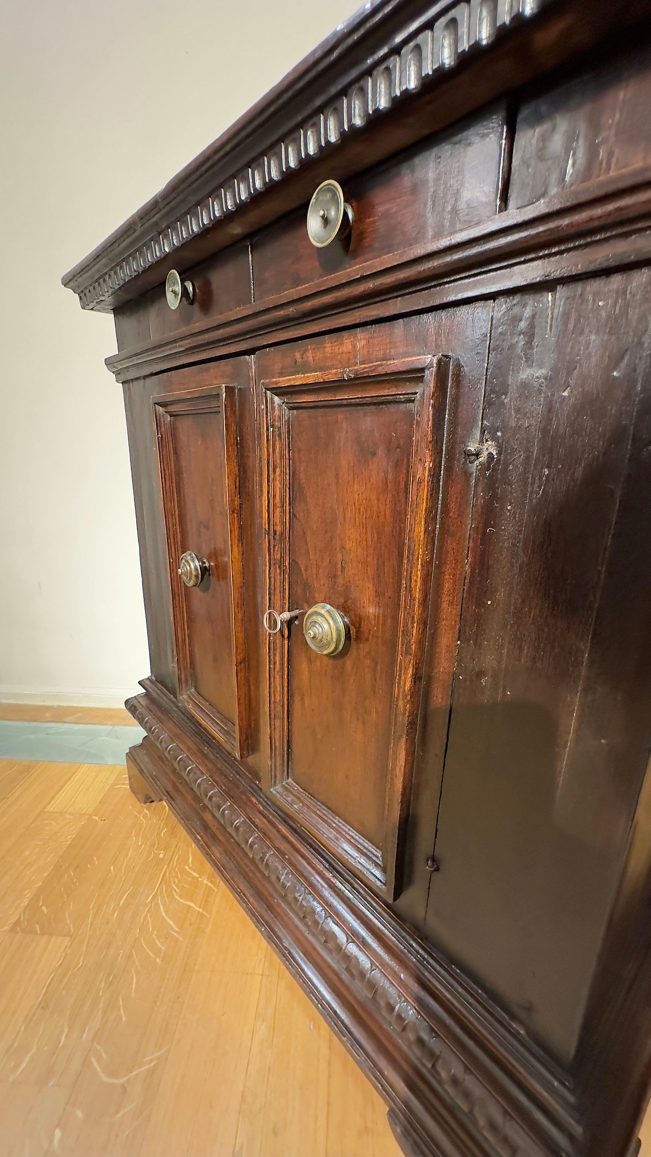 16th CENTURY RENAISSANCE SMALL SIDEBOARD IN SOLID WALNUT In Good Condition For Sale In Firenze, FI