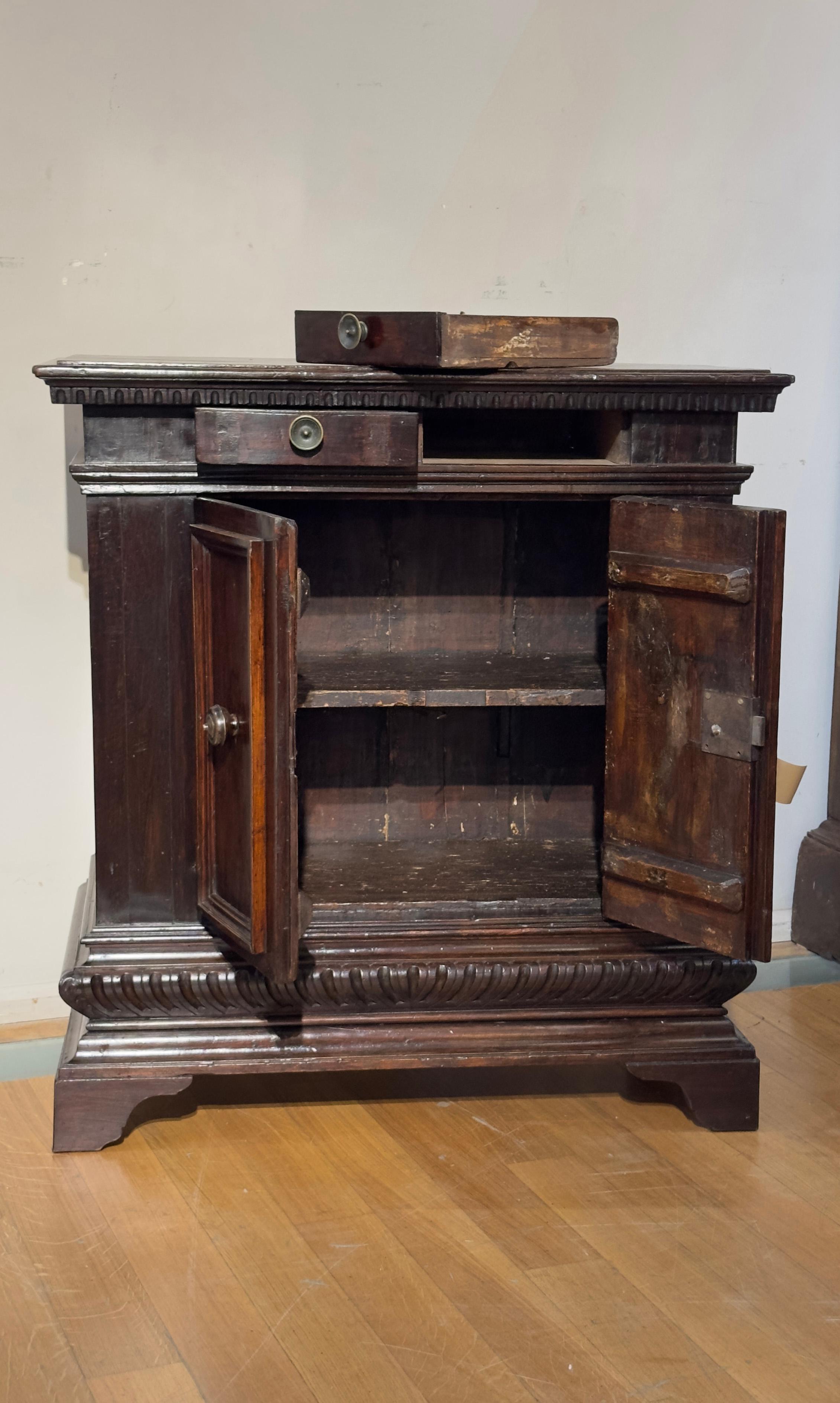 18th Century and Earlier 16th CENTURY RENAISSANCE SMALL SIDEBOARD IN SOLID WALNUT For Sale