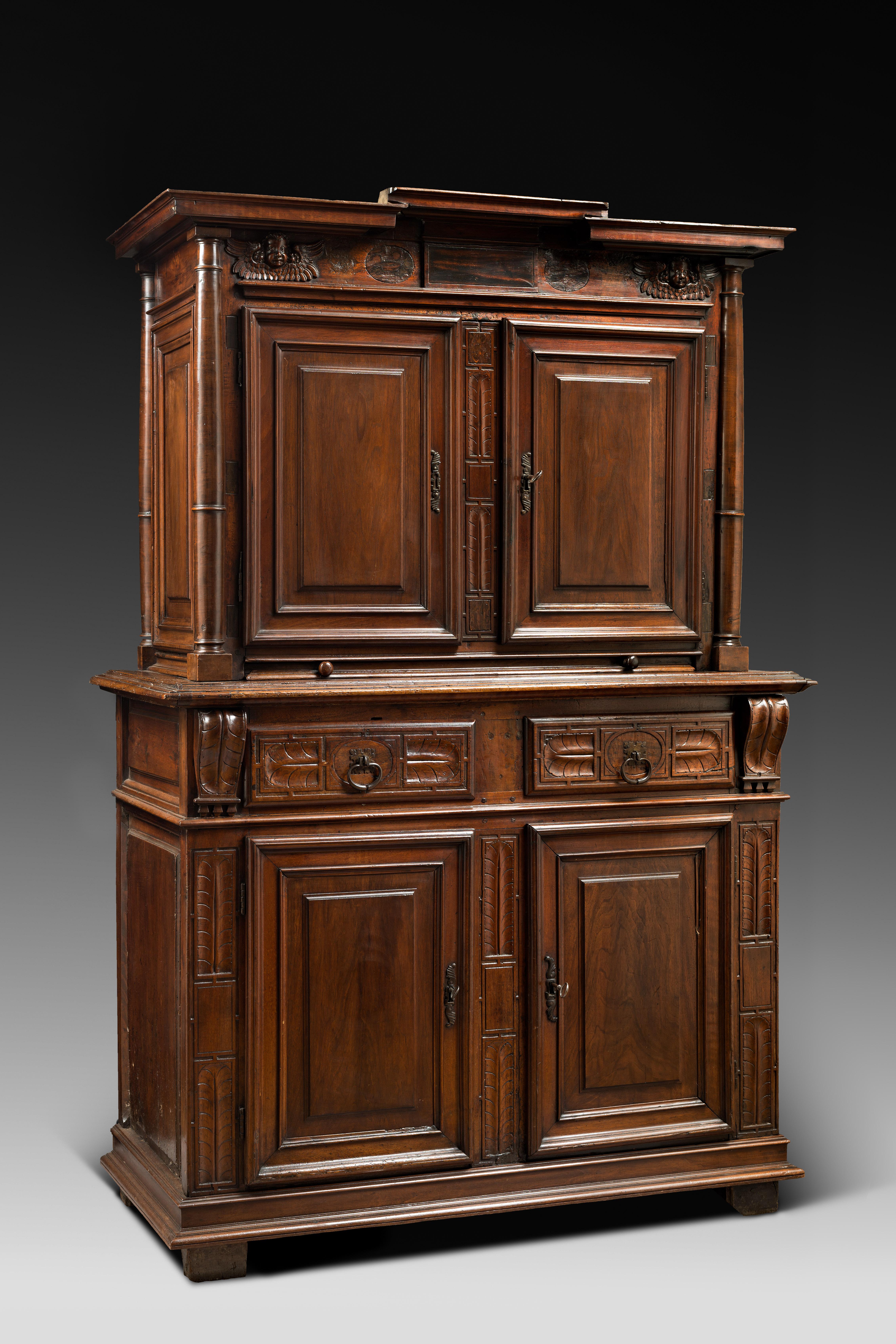Ancienne collection Altounian

Au début du règne d'Henri II (1547-1559), l'ornementation du mobilier évolue. Les quelques motifs médiévaux qui étaient encore utilisés sont finalement abandonnés. Les meubles deviennent plus sobres, mettant en