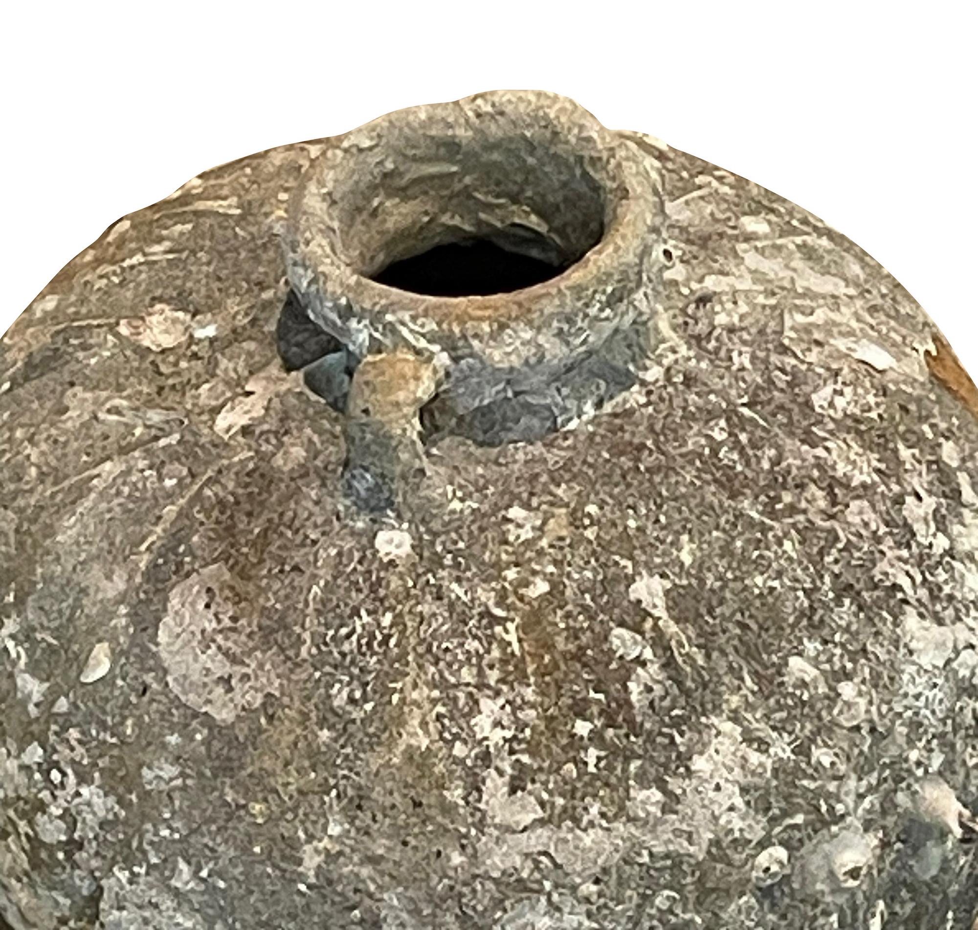 Pequeño frasco de parfum naufragado Sawankhalok de Tailandia del siglo XVI.
Hermoso y abundante crecimiento fósil por estar sumergido bajo el agua.
Pátina original natural.
Forma parte de una gran colección de cerámica naufragada de diferentes