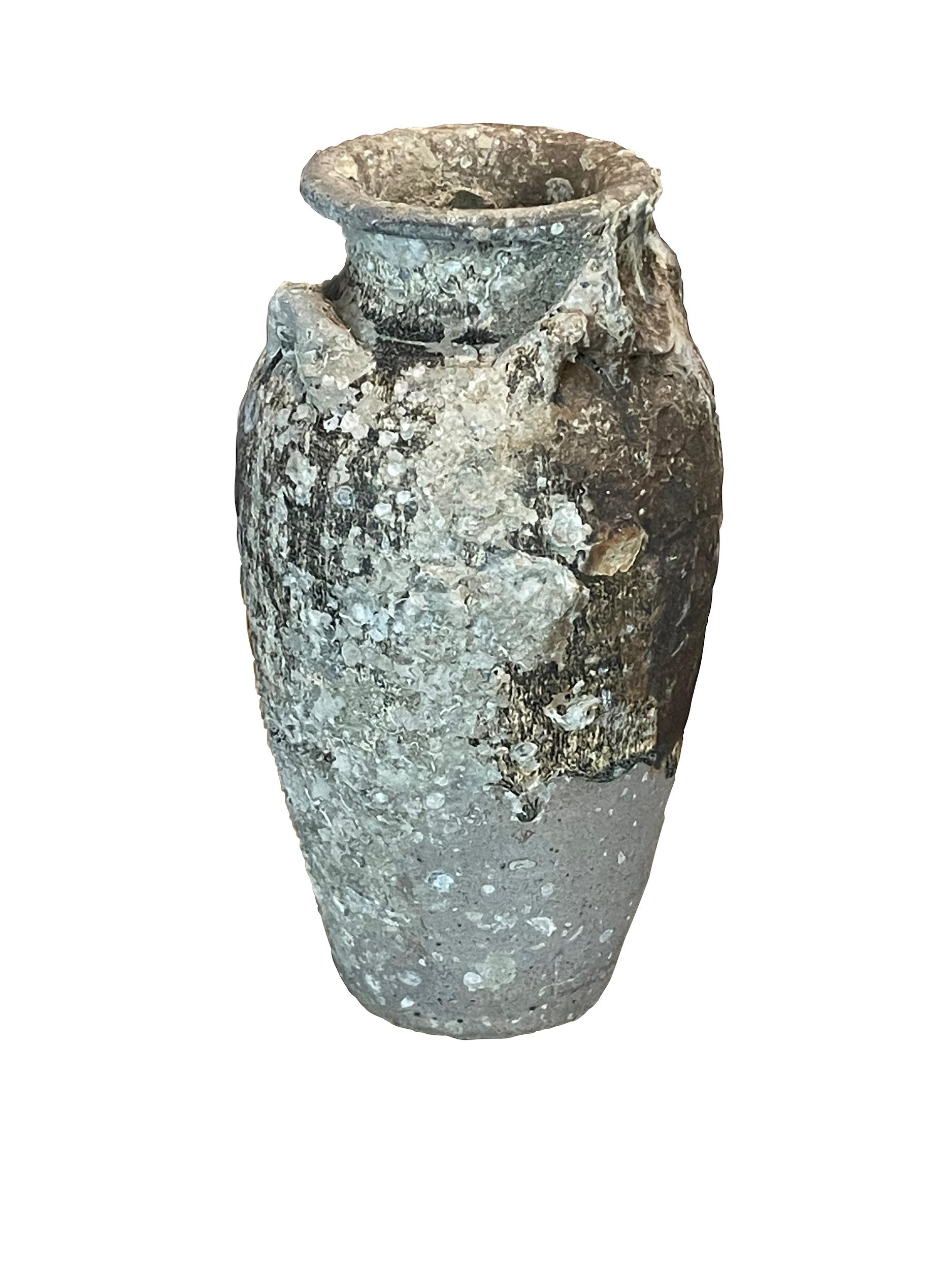 Vase en céramique de Sawankhalok, Thaïlande, 16e siècle, provenant de la vieille ville de Sawankhalok connue pour ses poteries.
Des fossiles magnifiques et abondants ont poussé sous l'eau.
Patine naturelle d'origine.
Six disponibles.
Fait partie