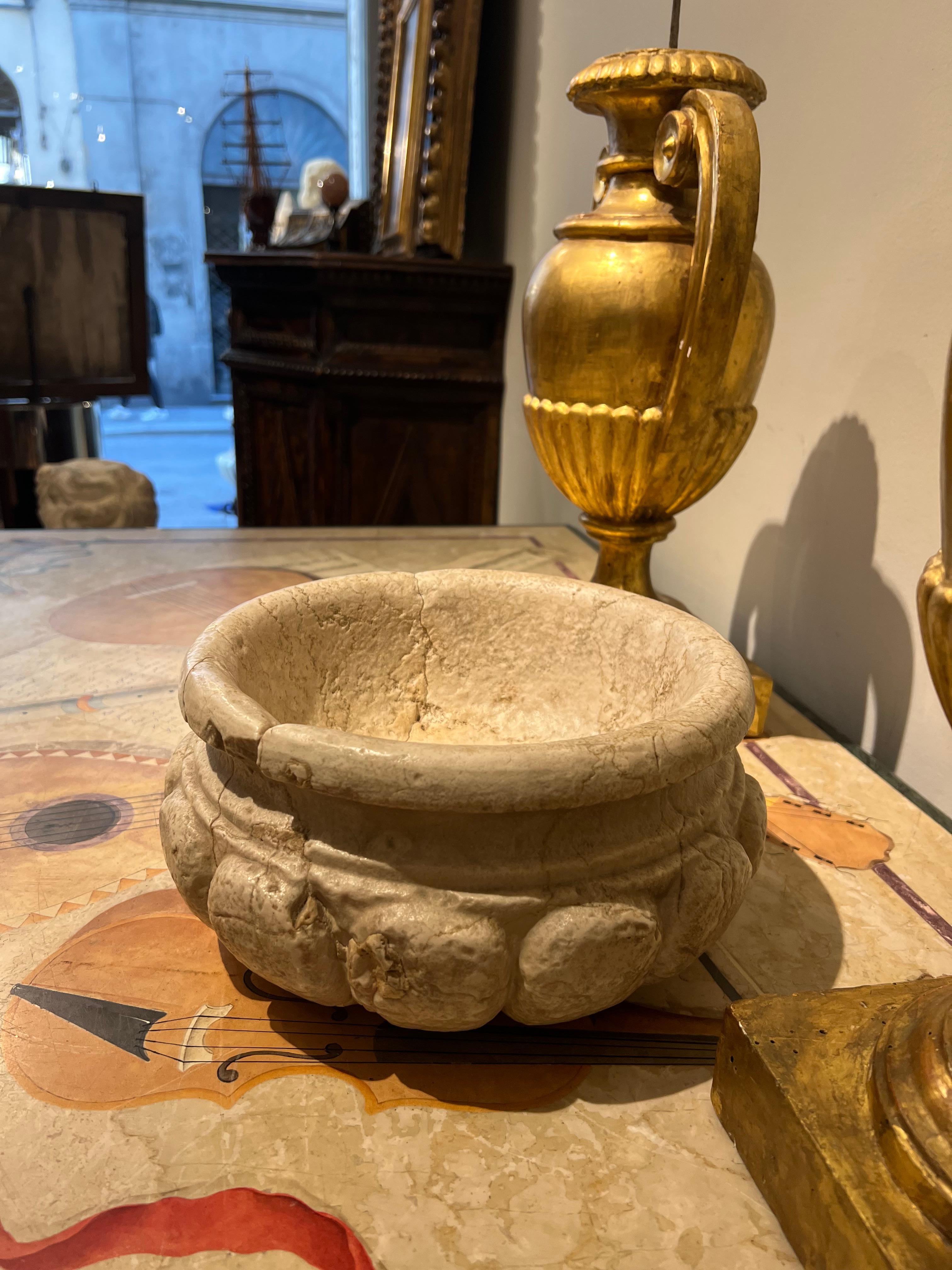 16th Century, Sculpted Marble Basin In Good Condition In Firenze, FI
