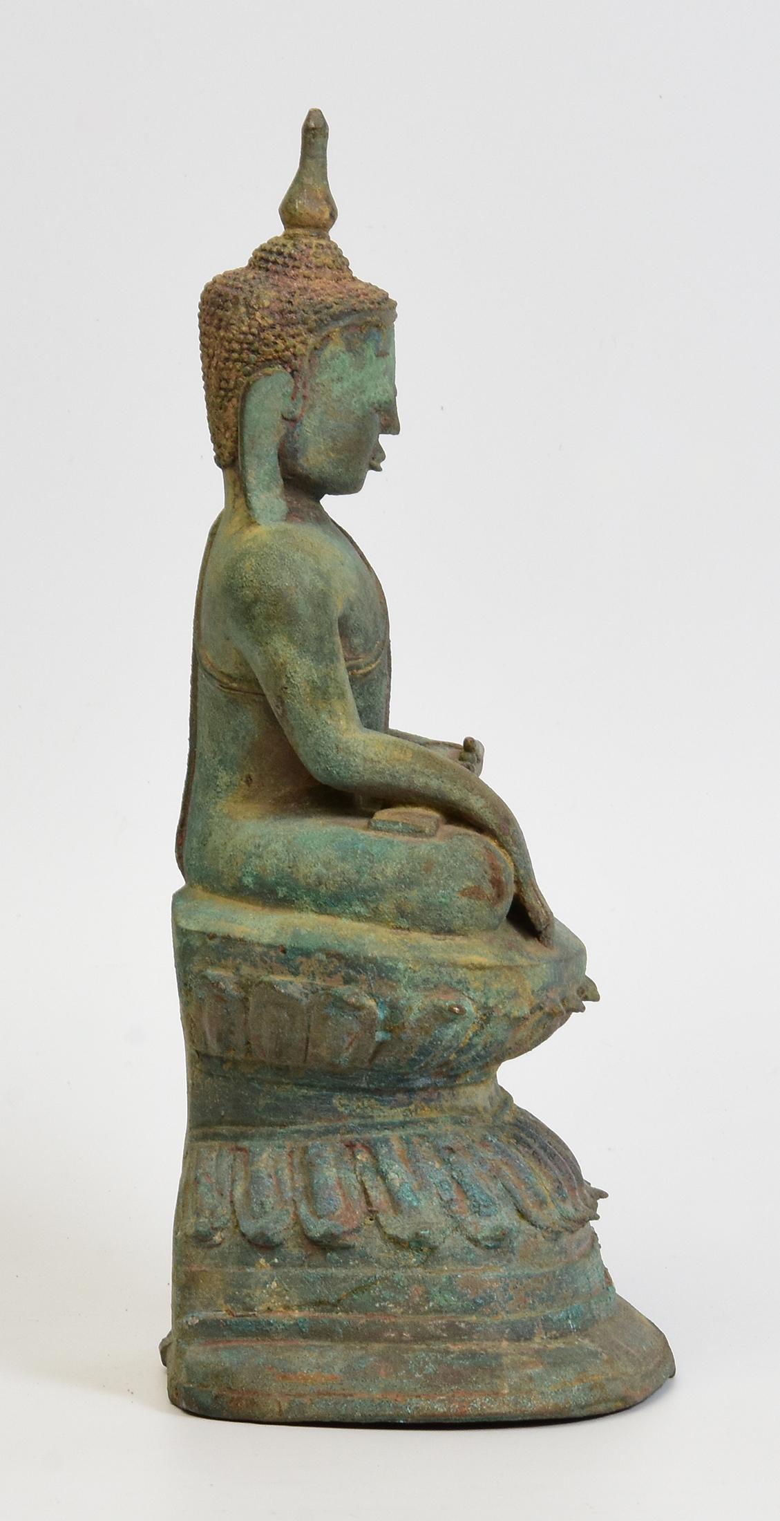 Bouddha birman ancien en bronze du 16ème siècle assis sur une double base en forme de lotus en vente 3