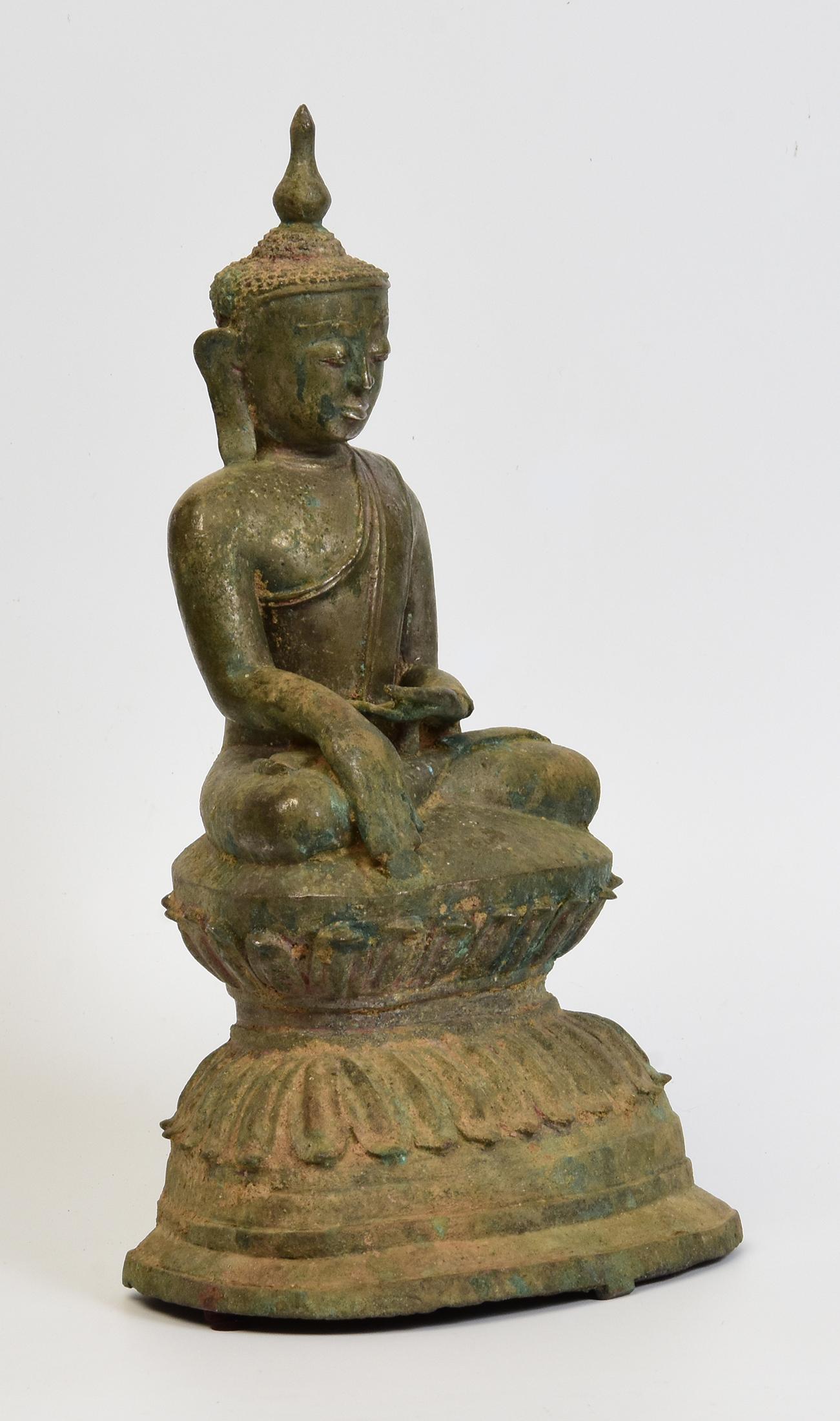 Bouddha birman ancien en bronze du 16ème siècle assis sur une double base en forme de lotus en vente 4