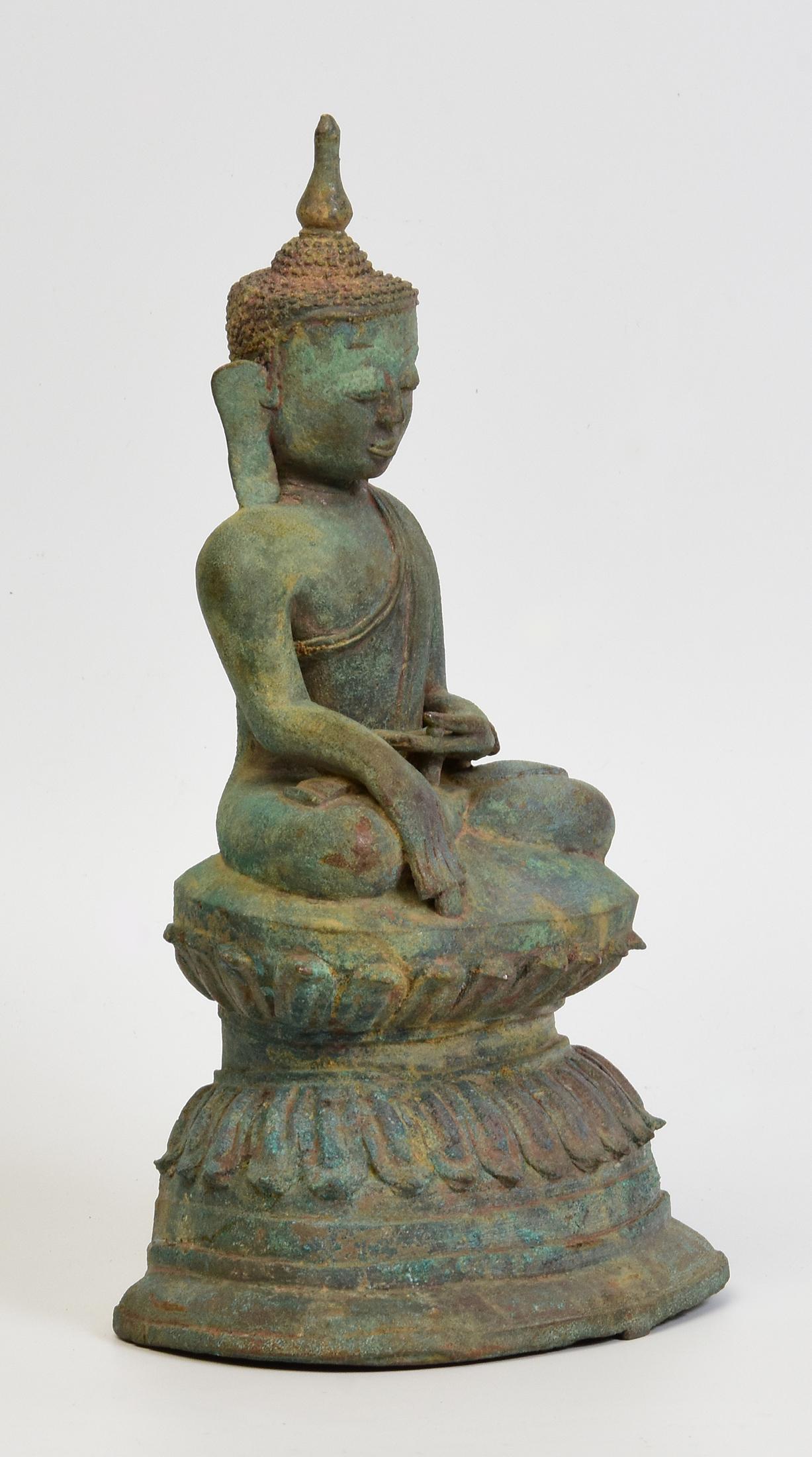Bouddha birman ancien en bronze du 16ème siècle assis sur une double base en forme de lotus en vente 4