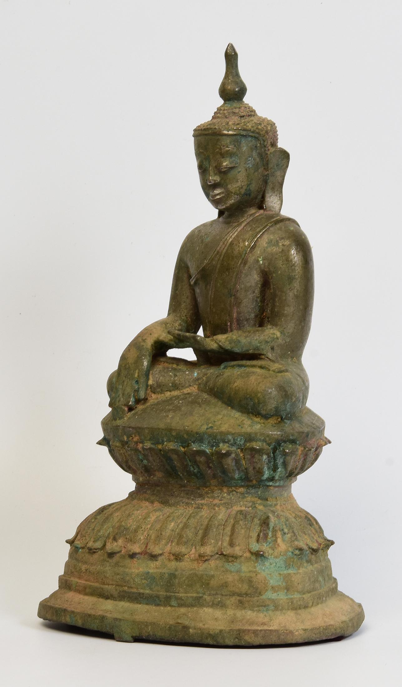 XVIIIe siècle et antérieur Bouddha birman ancien en bronze du 16ème siècle assis sur une double base en forme de lotus en vente
