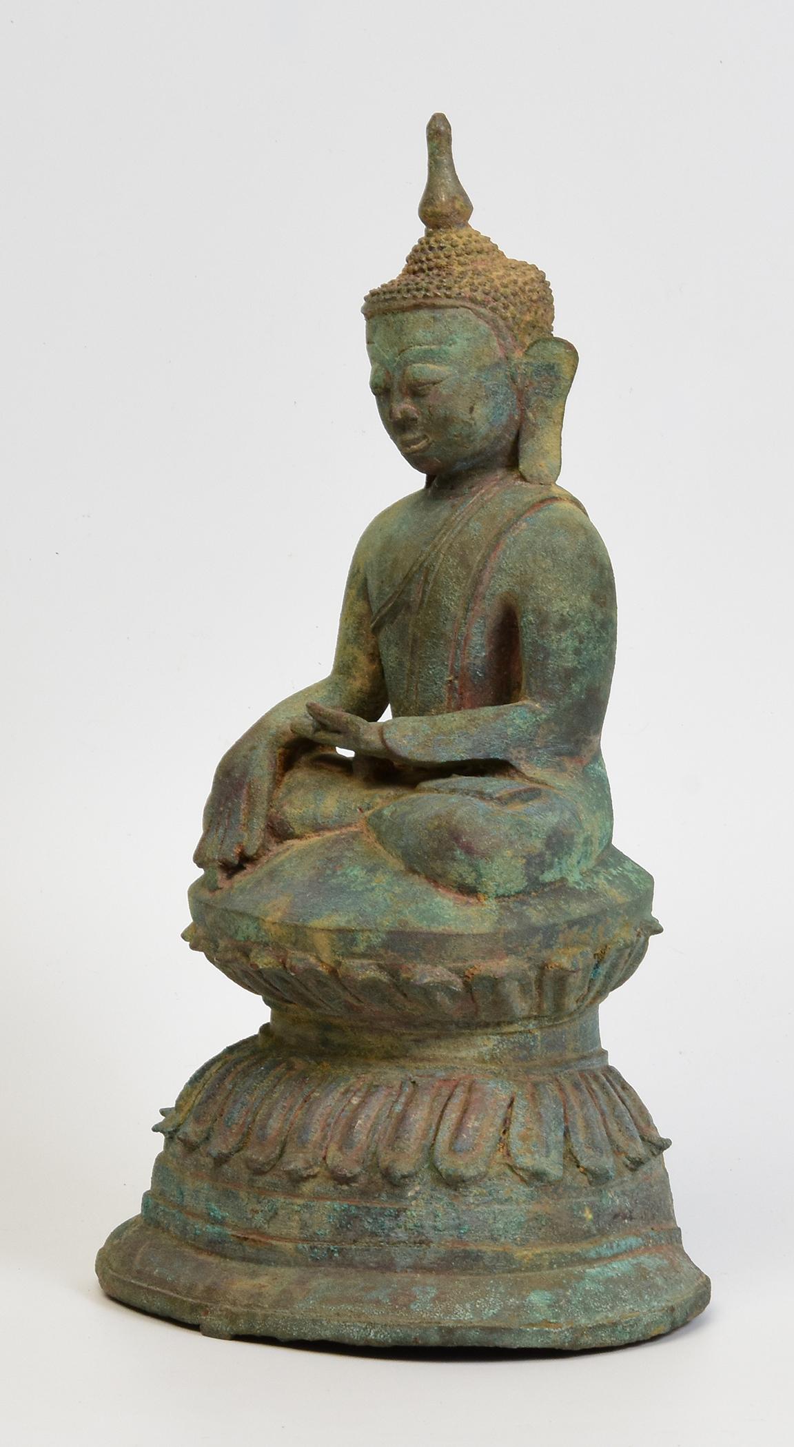 XVIIIe siècle et antérieur Bouddha birman ancien en bronze du 16ème siècle assis sur une double base en forme de lotus en vente