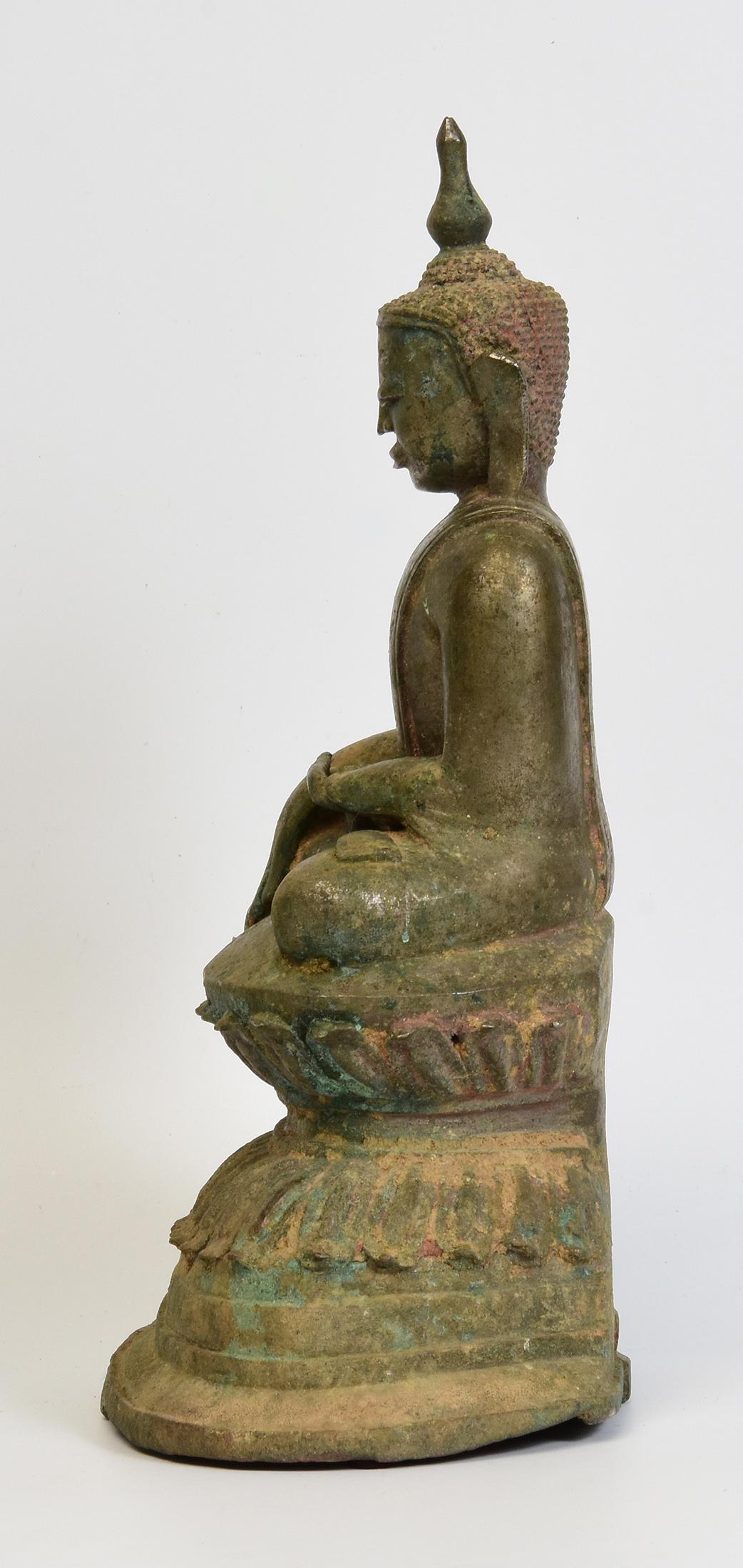 Bronze Bouddha birman ancien en bronze du 16ème siècle assis sur une double base en forme de lotus en vente