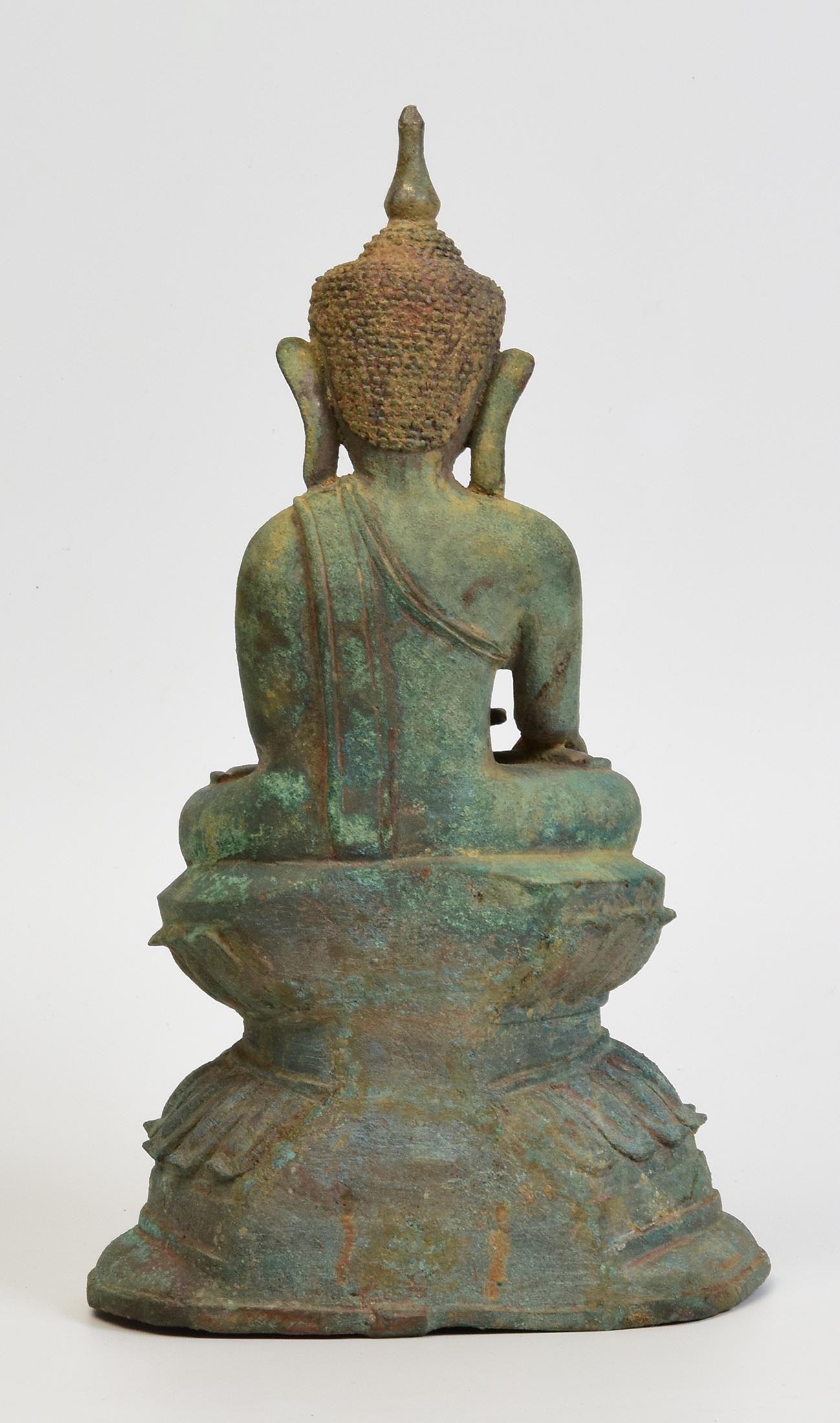 Bouddha birman ancien en bronze du 16ème siècle assis sur une double base en forme de lotus en vente 1