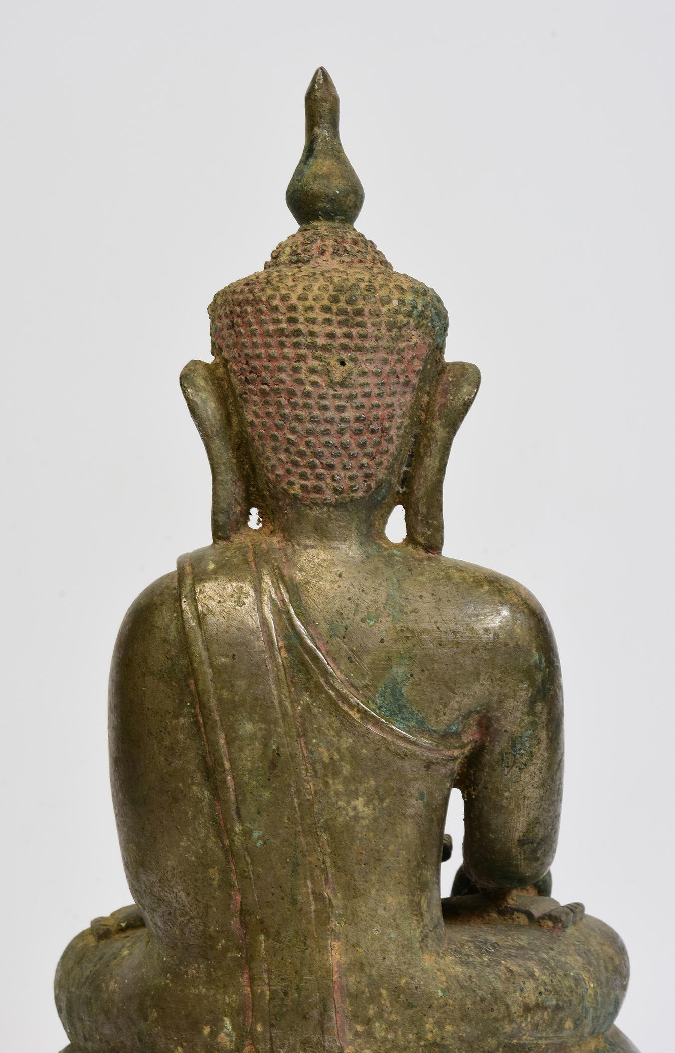 Bouddha birman ancien en bronze du 16ème siècle assis sur une double base en forme de lotus en vente 2