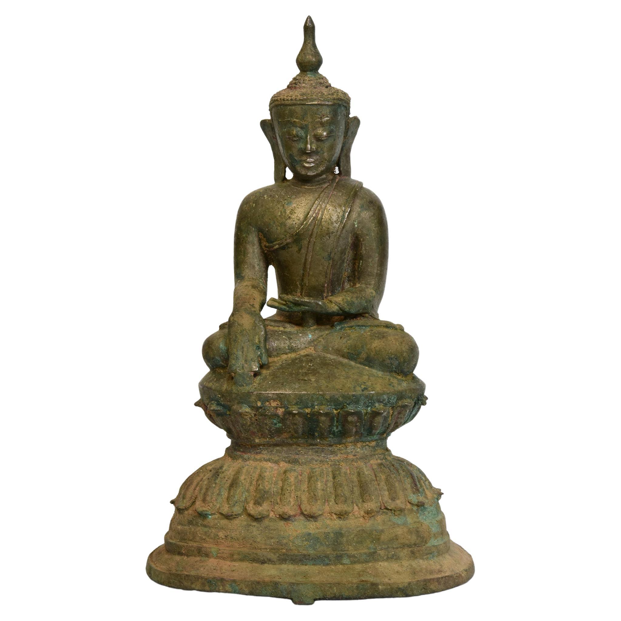 Bouddha birman ancien en bronze du 16ème siècle assis sur une double base en forme de lotus en vente