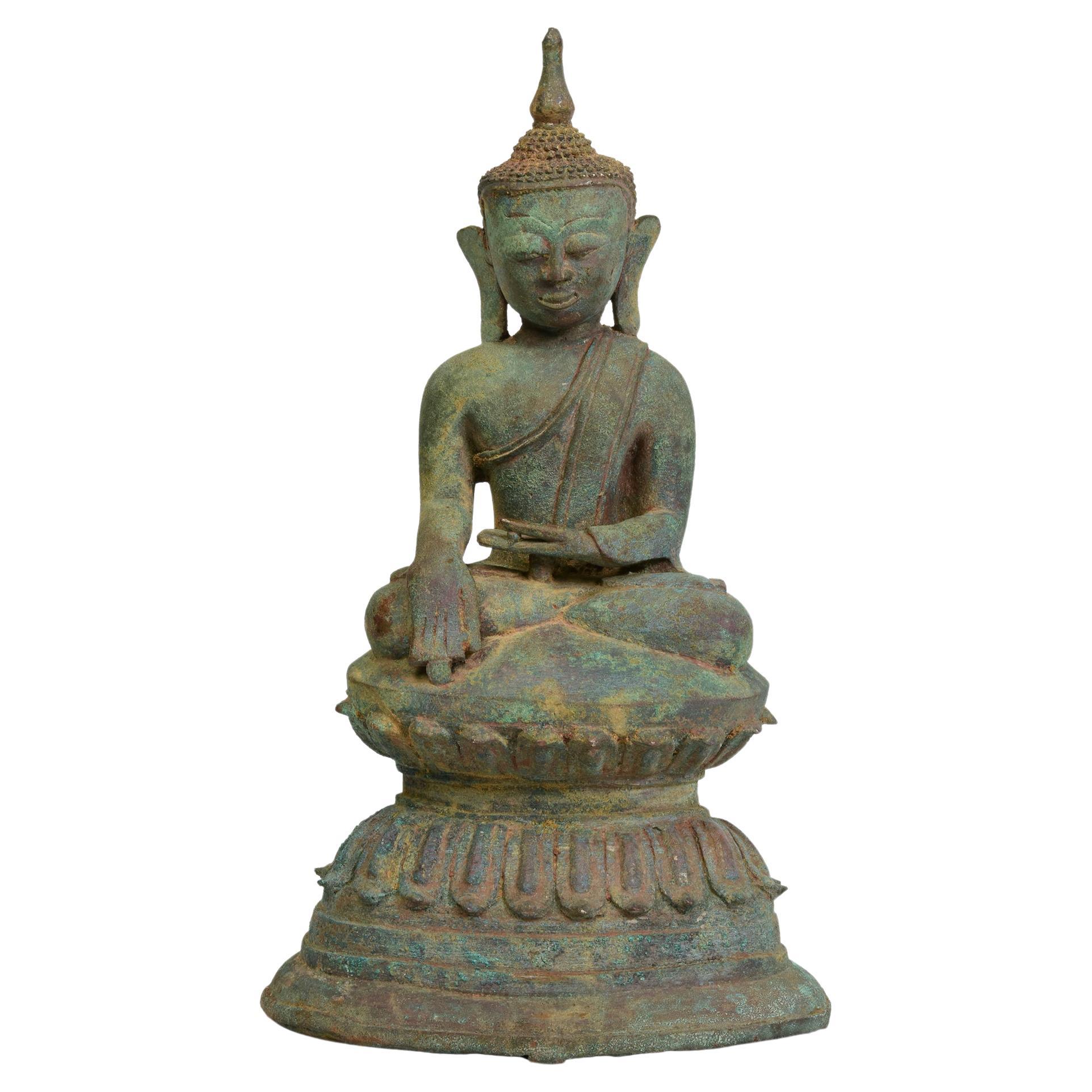 Bouddha birman ancien en bronze du 16ème siècle assis sur une double base en forme de lotus en vente