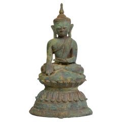 Bouddha birman ancien en bronze du 16ème siècle assis sur une double base en forme de lotus