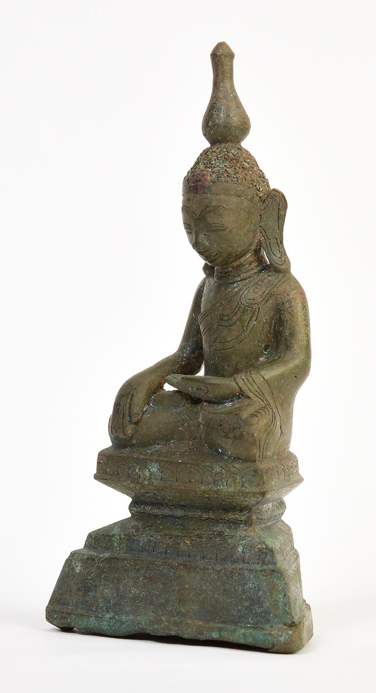 16th Century, Shan, Antique Burmese Bronze Seated Buddha For Sale 1