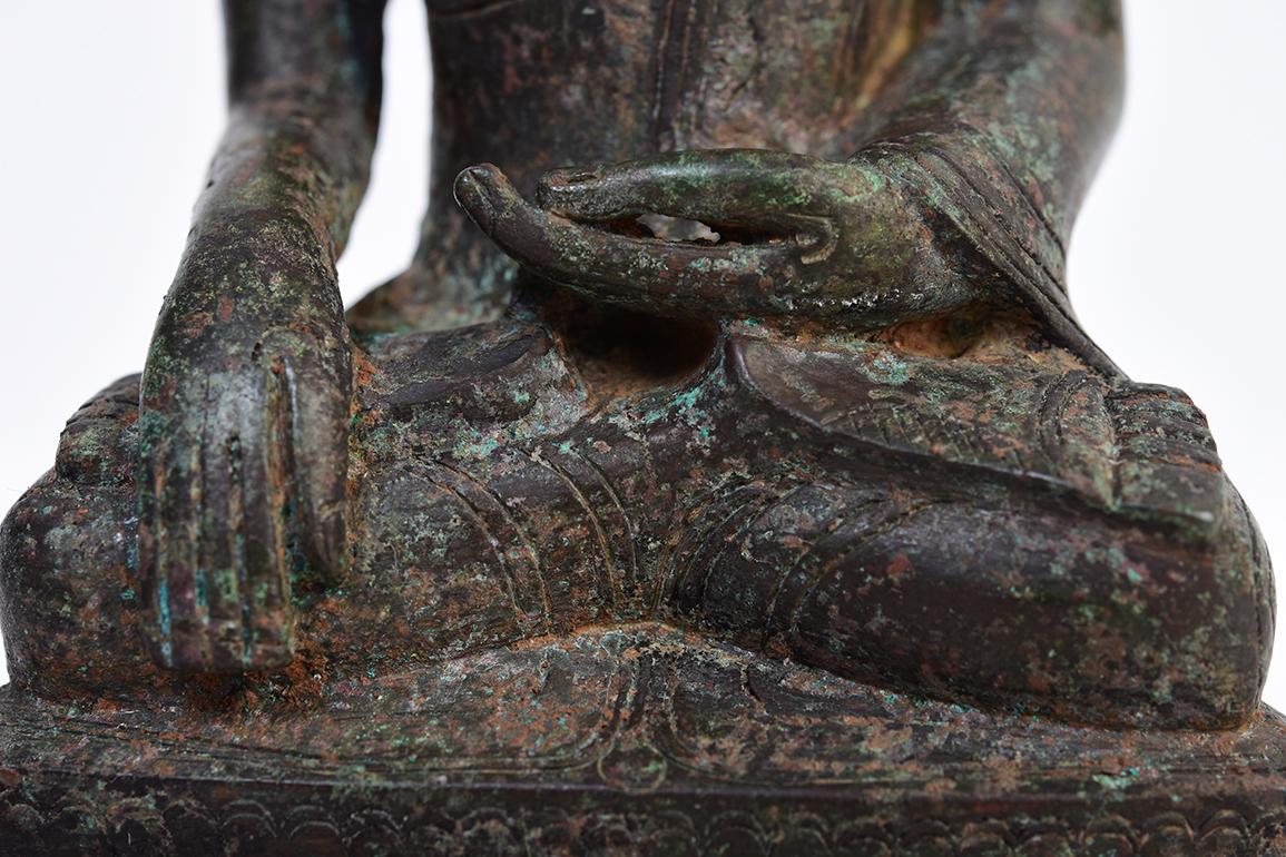 16th Century, Shan, Antique Burmese Bronze Seated Buddha In Good Condition In Sampantawong, TH