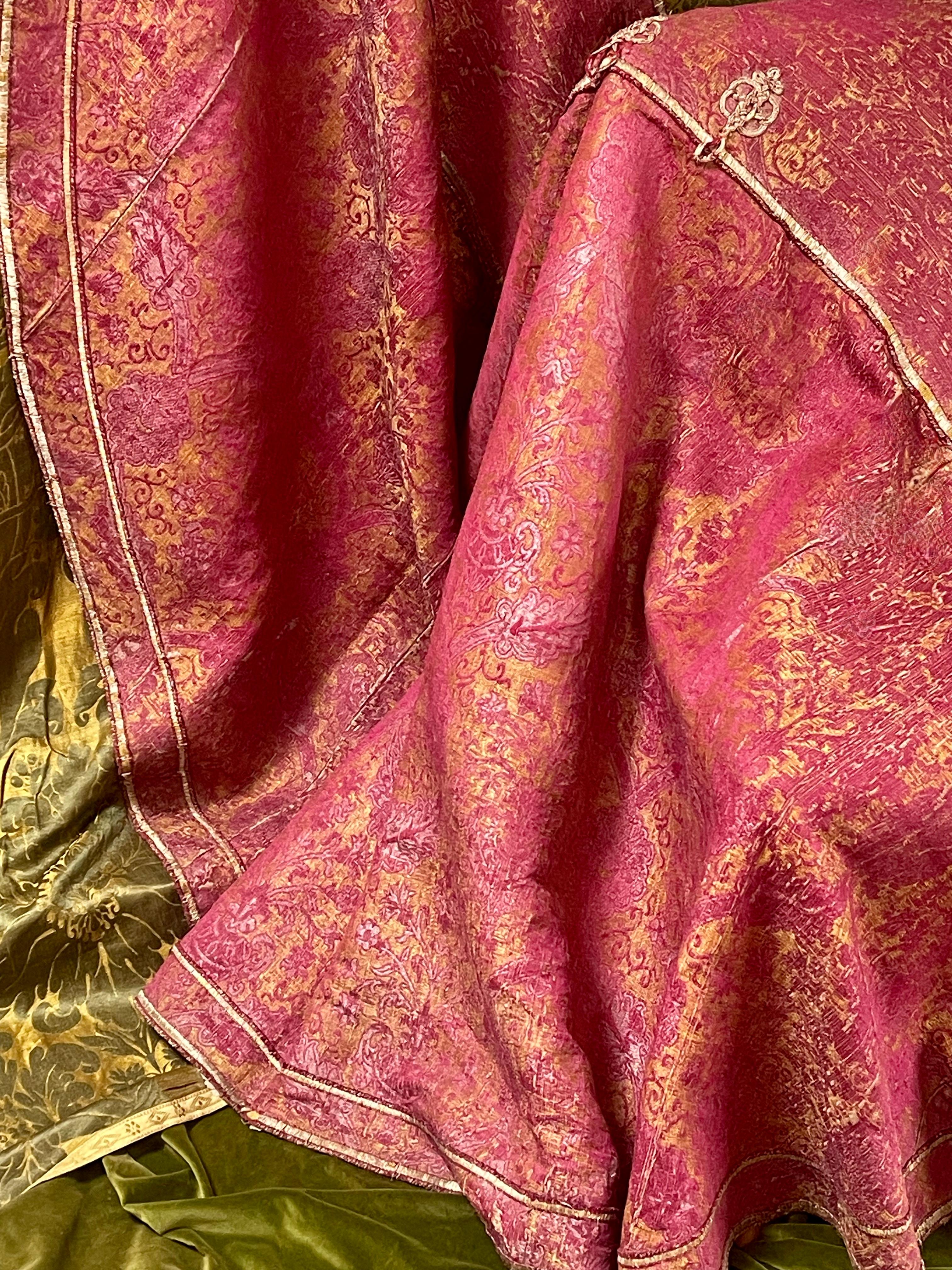 
Cope antico eccezionalmente raro
Grande e imponente
Bellissime Lampade di seta abilmente tessute a mano in seta cremisi/rosa su un opulento fondo metallico dorato. 
Italiano e risalente alla seconda metà del 16° secolo.

Rifinito con trecce del