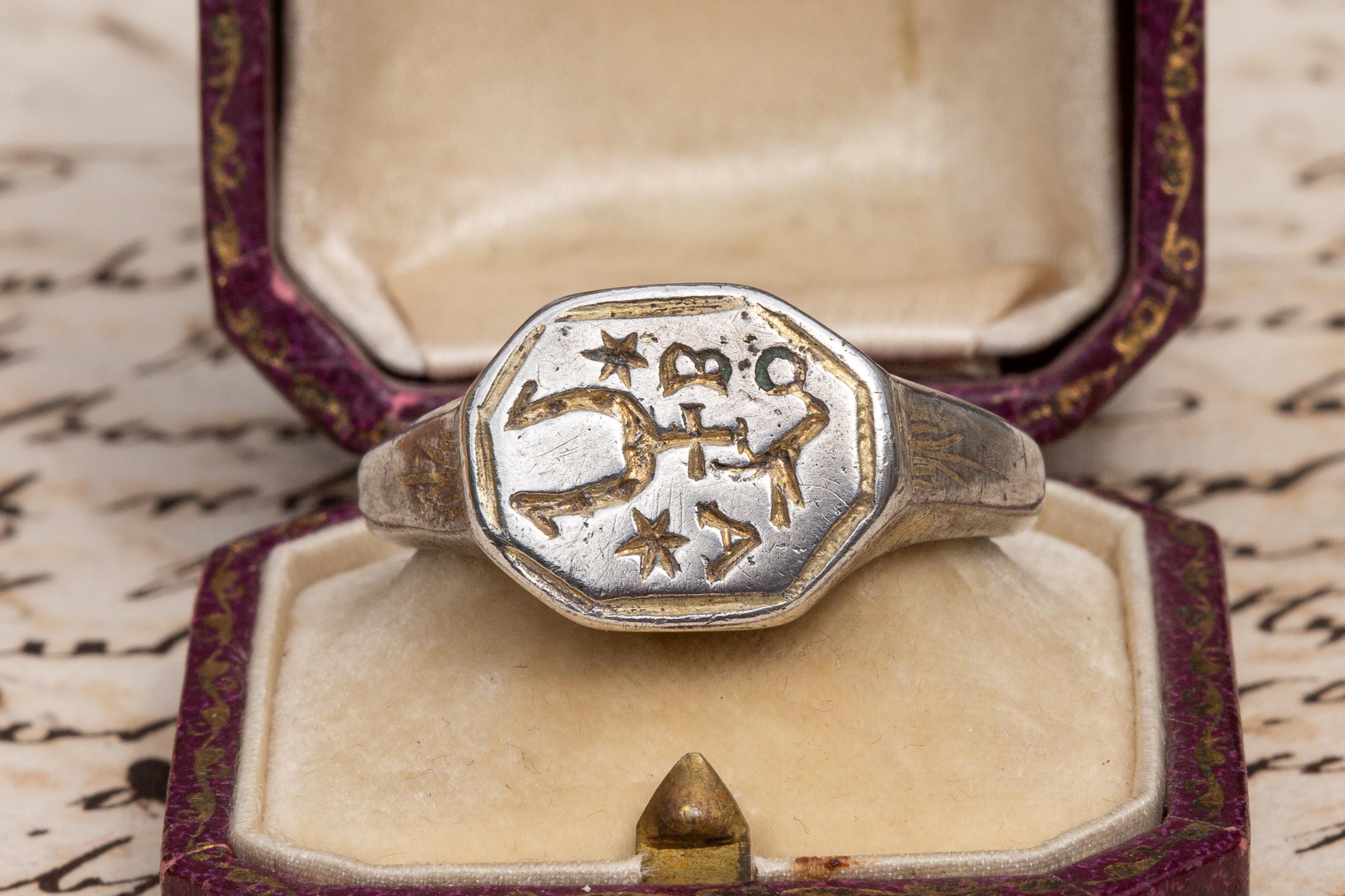Cette rare chevalière héraldique en argent en creux date du XVIe siècle et provient de Pologne. La lunette octogonale est gravée d'un blason de la noblesse polonaise (szlachta) connu sous le nom de 