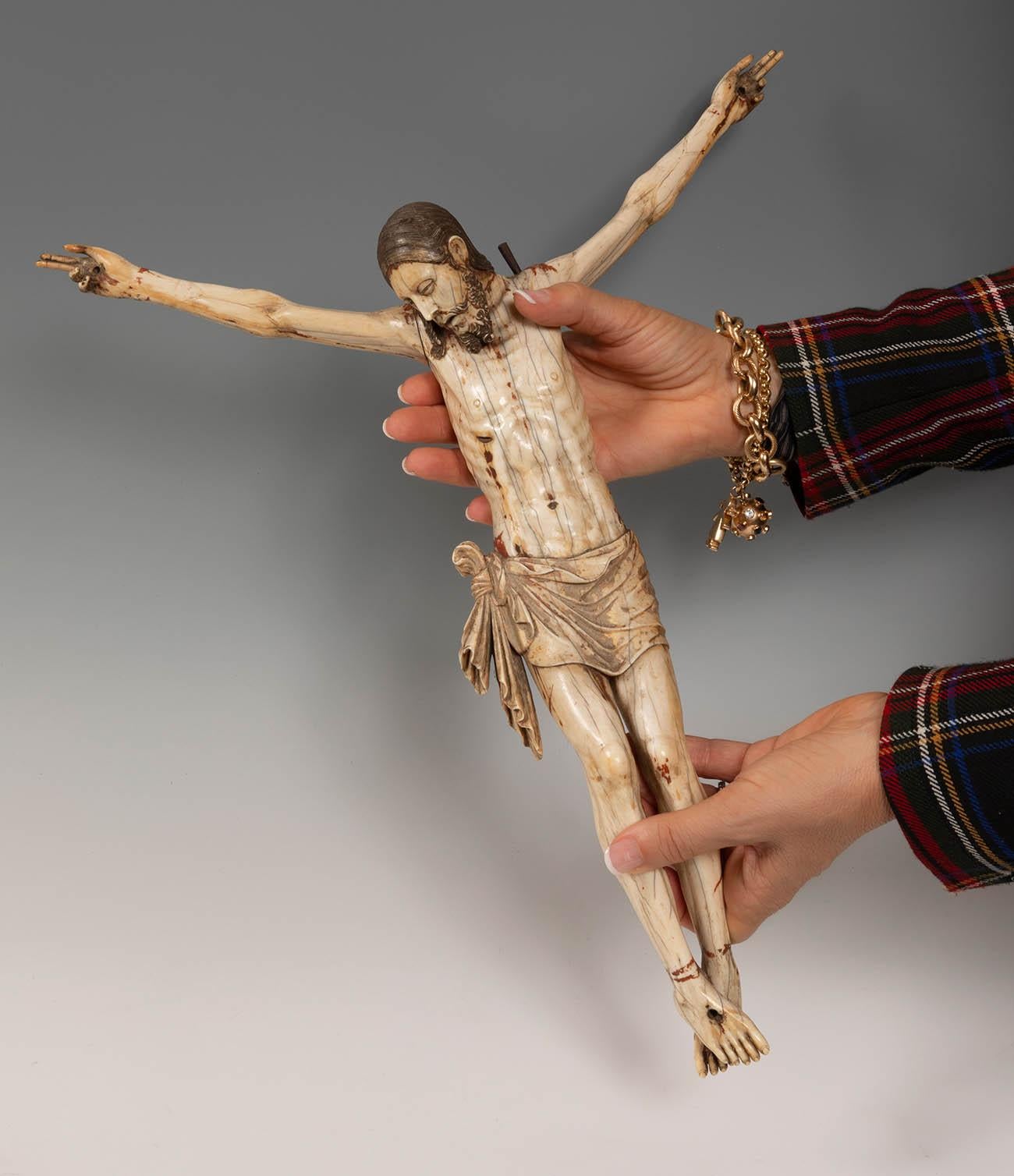 16th Century Sinhalese-Portuguese Polychrome Ivory Crucifix In Good Condition In Marbella, ES