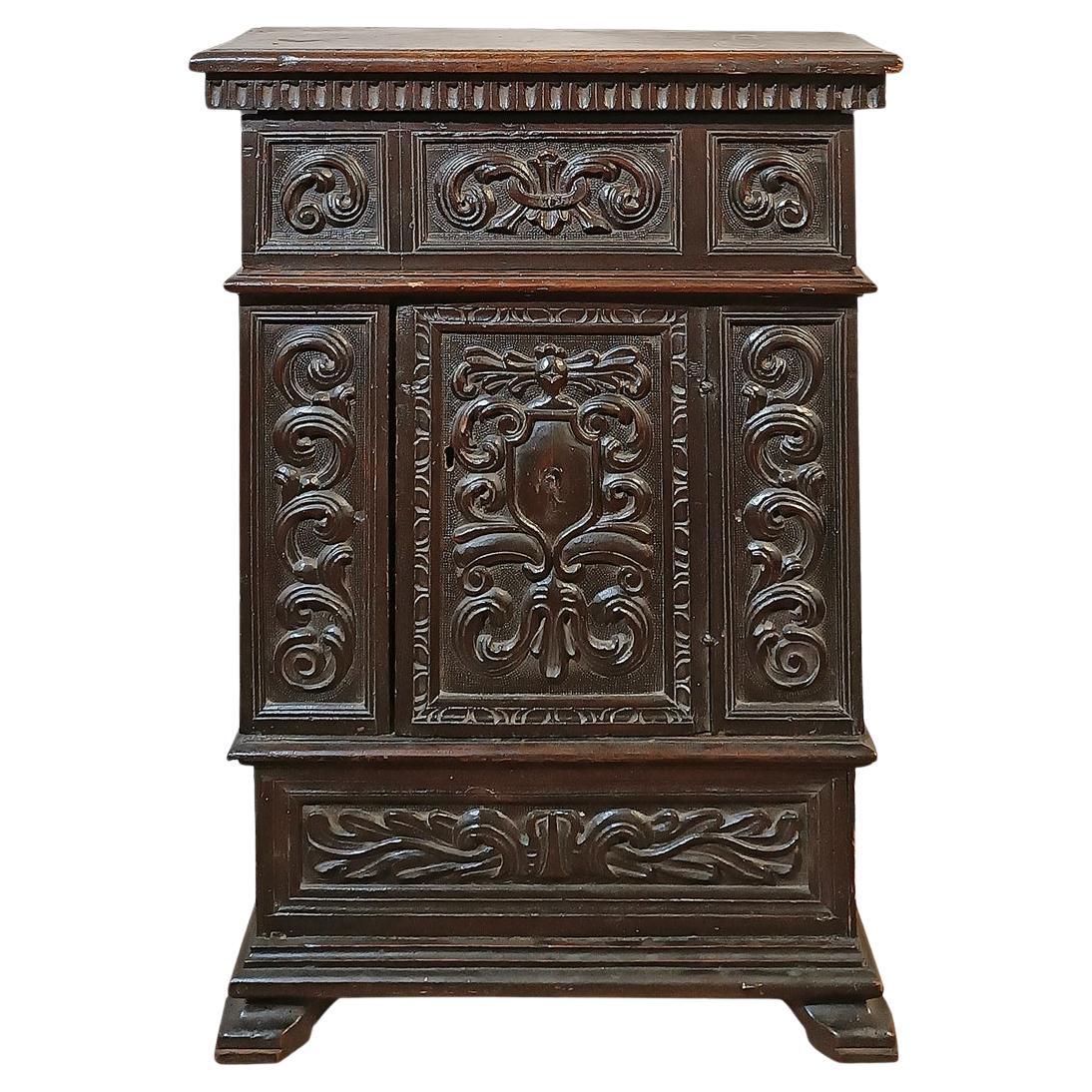 16th CENTURY SMALL CANDLE HOLDER SIDEBOARD in vendita