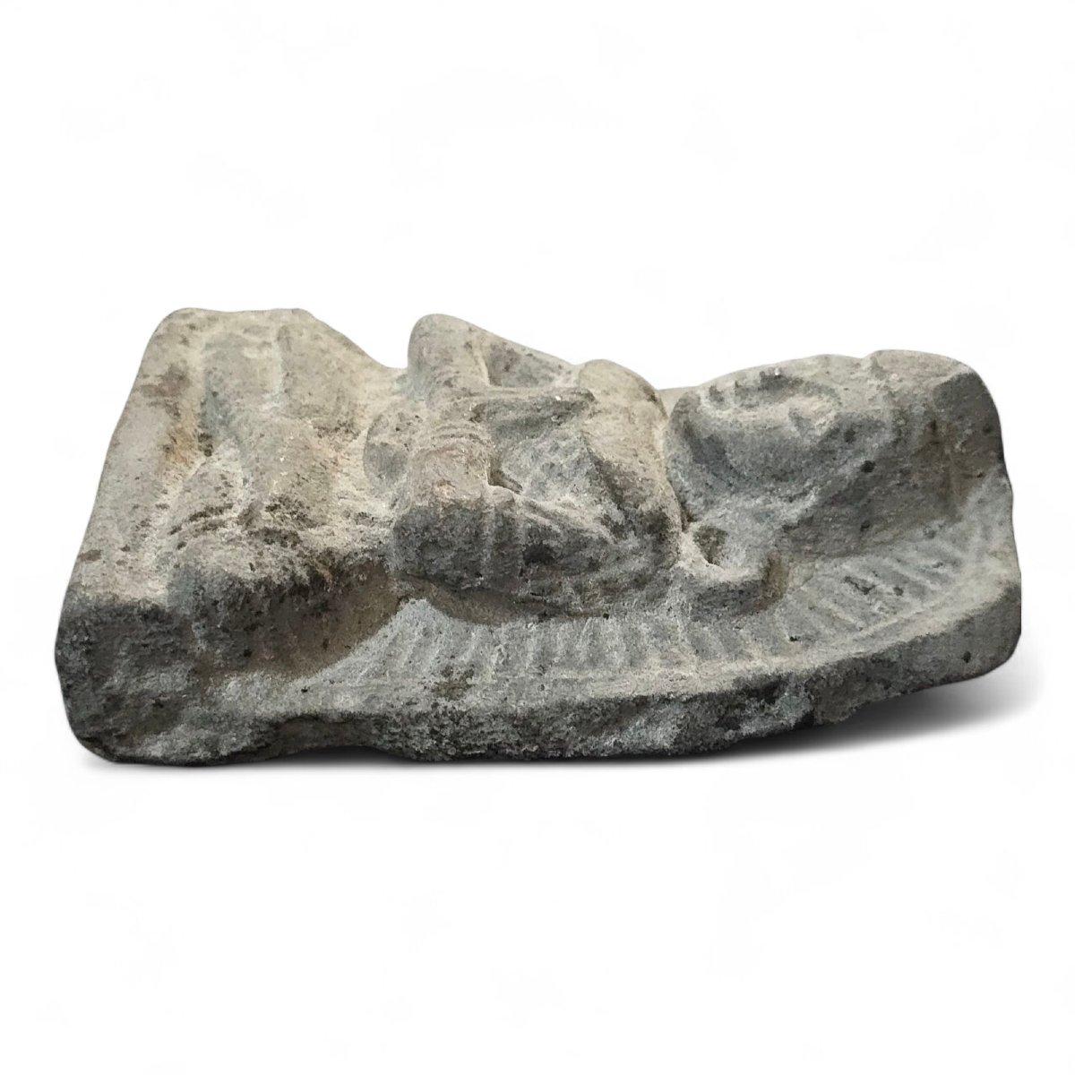 Asiatique Plaque d'amulette de bouddha en pierre du XVIe siècle d'Asie du Sud-Est en vente
