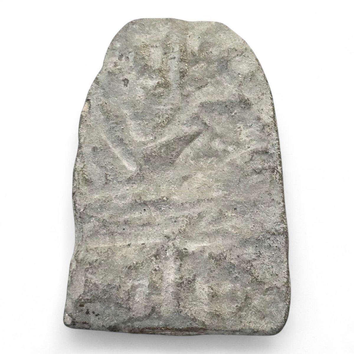 Sculpté à la main Plaque d'amulette de bouddha en pierre du XVIe siècle d'Asie du Sud-Est en vente