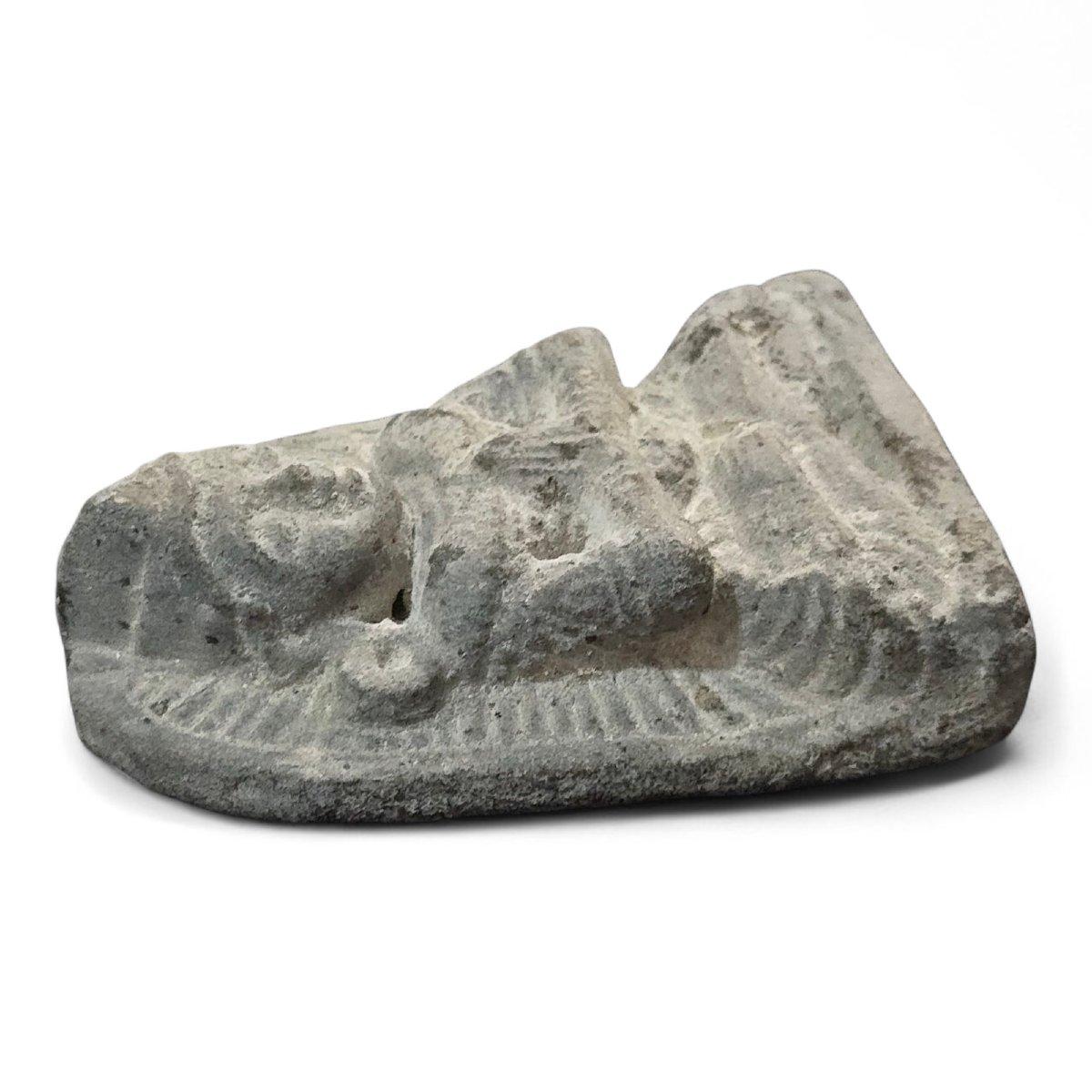 Plaque d'amulette de bouddha en pierre du XVIe siècle d'Asie du Sud-Est Bon état - En vente à Madrid, ES