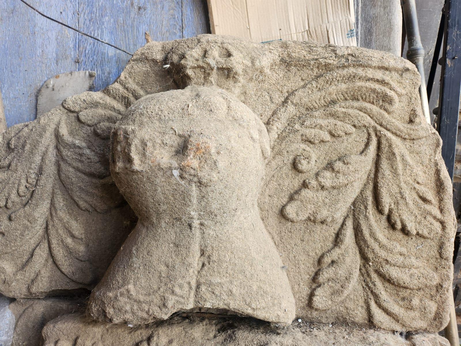 Possédez une pièce remarquable du patrimoine espagnol avec ce grand blason familial du XVIe siècle, sculpté de manière experte dans le grès. Cette magnifique pièce incarne la noblesse et l'artisanat de l'Espagne de la Renaissance, ce qui en fait un