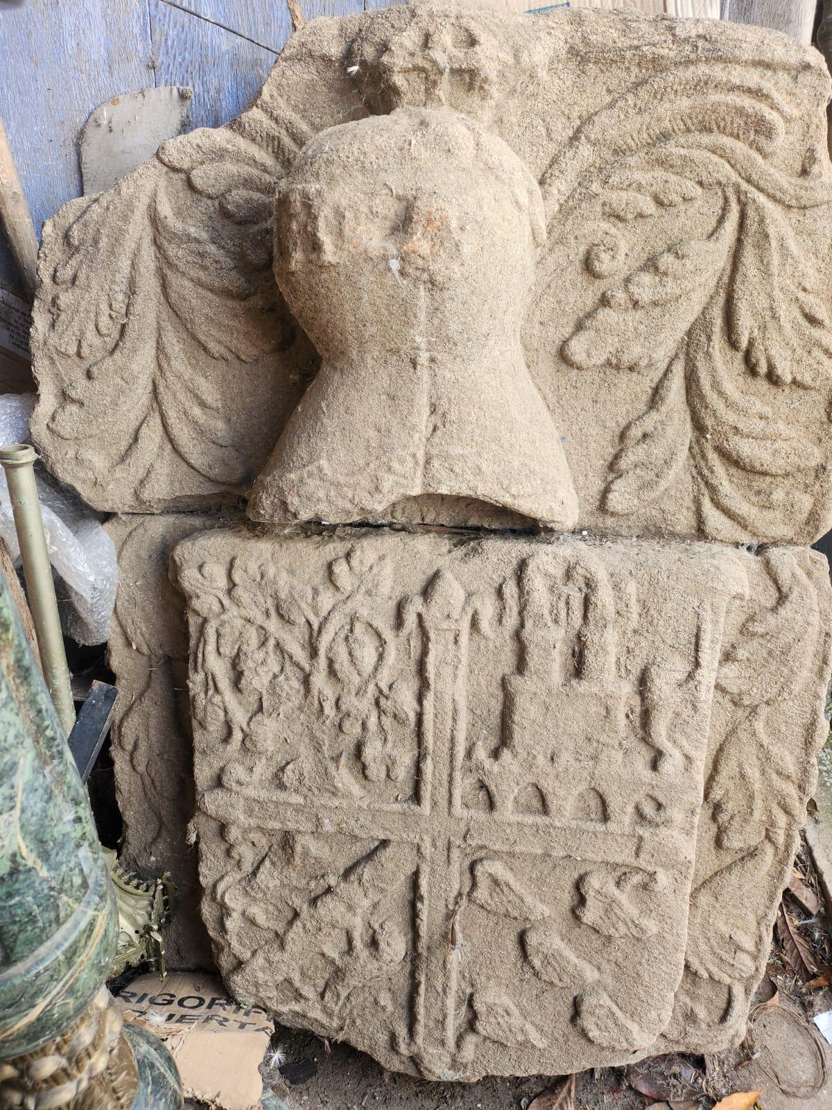 XVIIIe siècle et antérieur Armoiries d'une famille espagnole du XVIe siècle - Sculpture en grès en vente