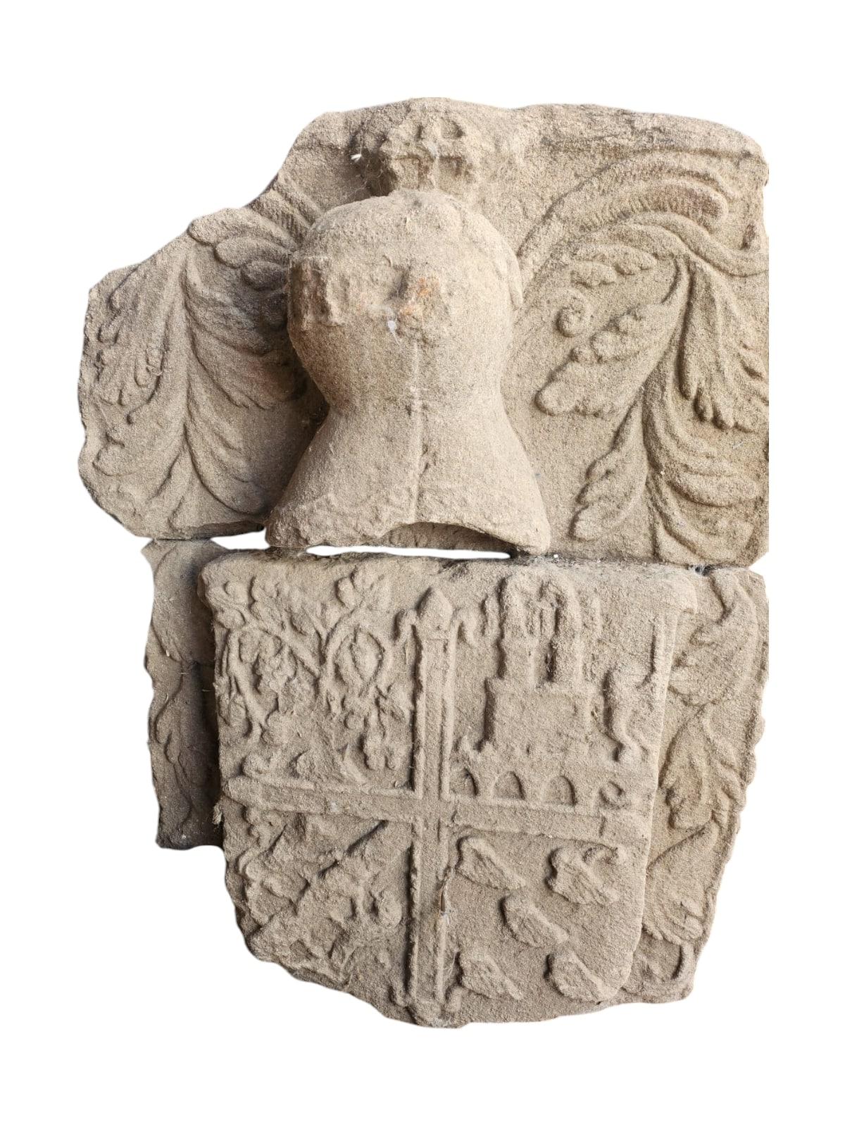 Armoiries d'une famille espagnole du XVIe siècle - Sculpture en grès en vente 1