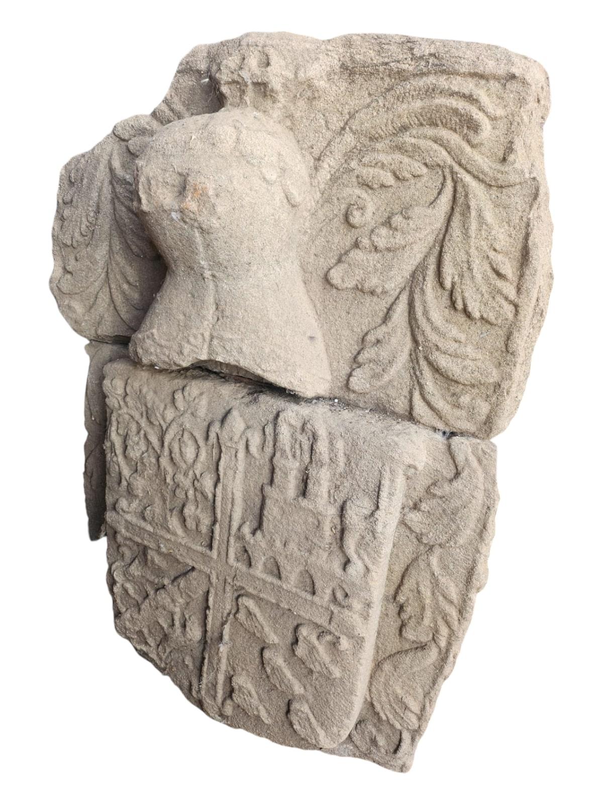Armoiries d'une famille espagnole du XVIe siècle - Sculpture en grès en vente 3