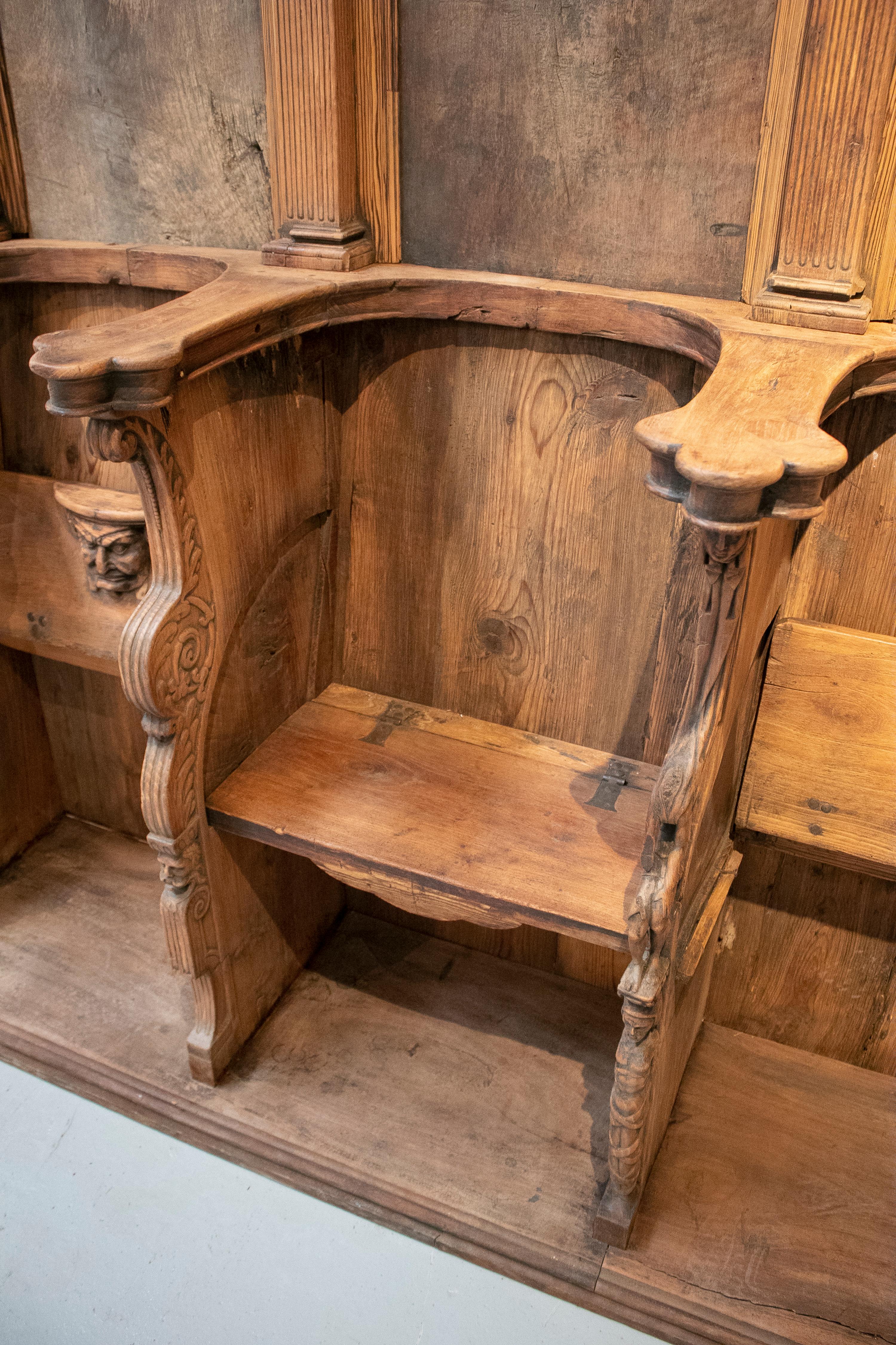 Chaire d'église du 16e siècle en pin et noyer sculpté à la main, à quatre places. 2