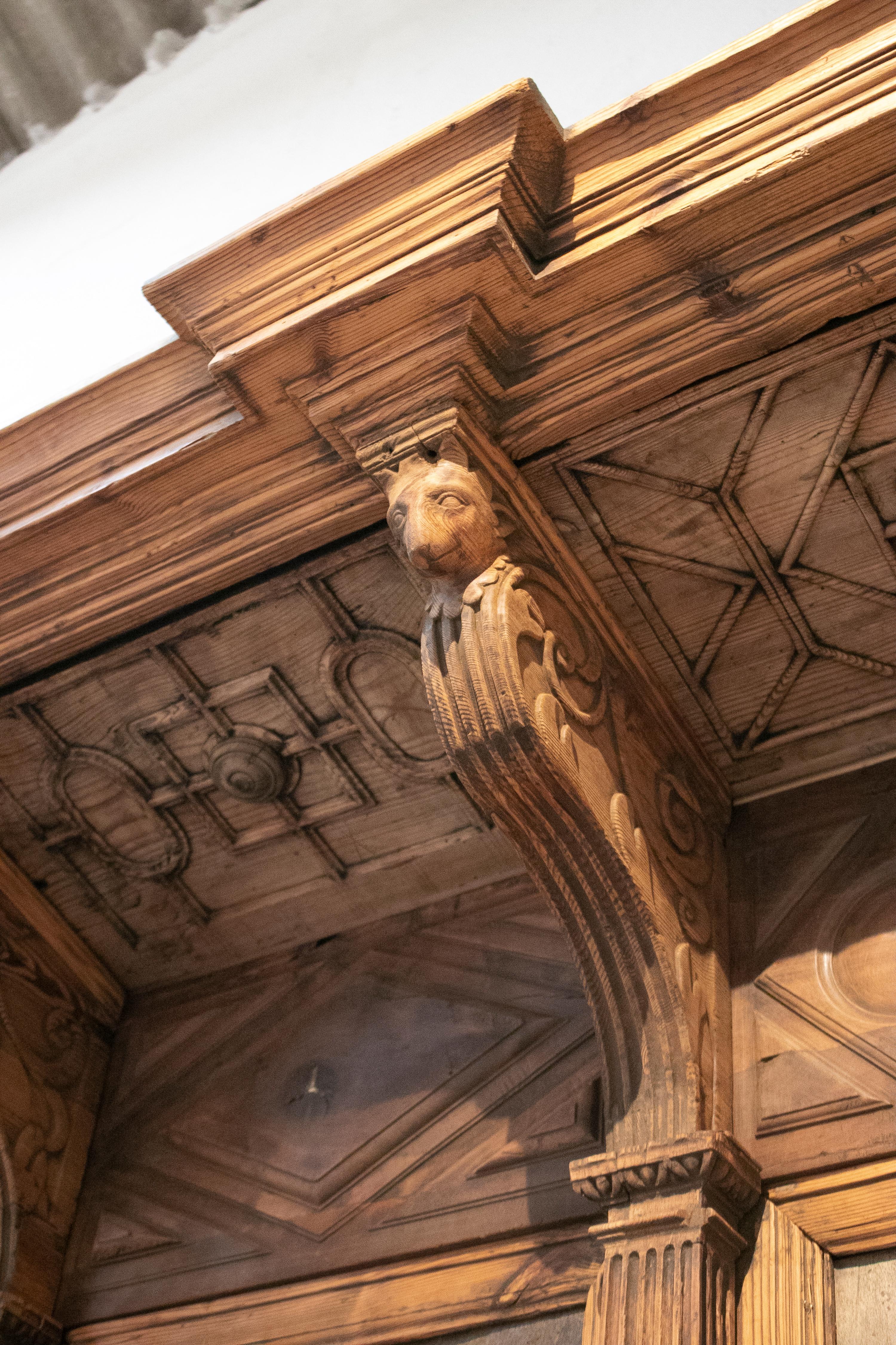 Chaire d'église du 16e siècle en pin et noyer sculpté à la main, à quatre places. 3