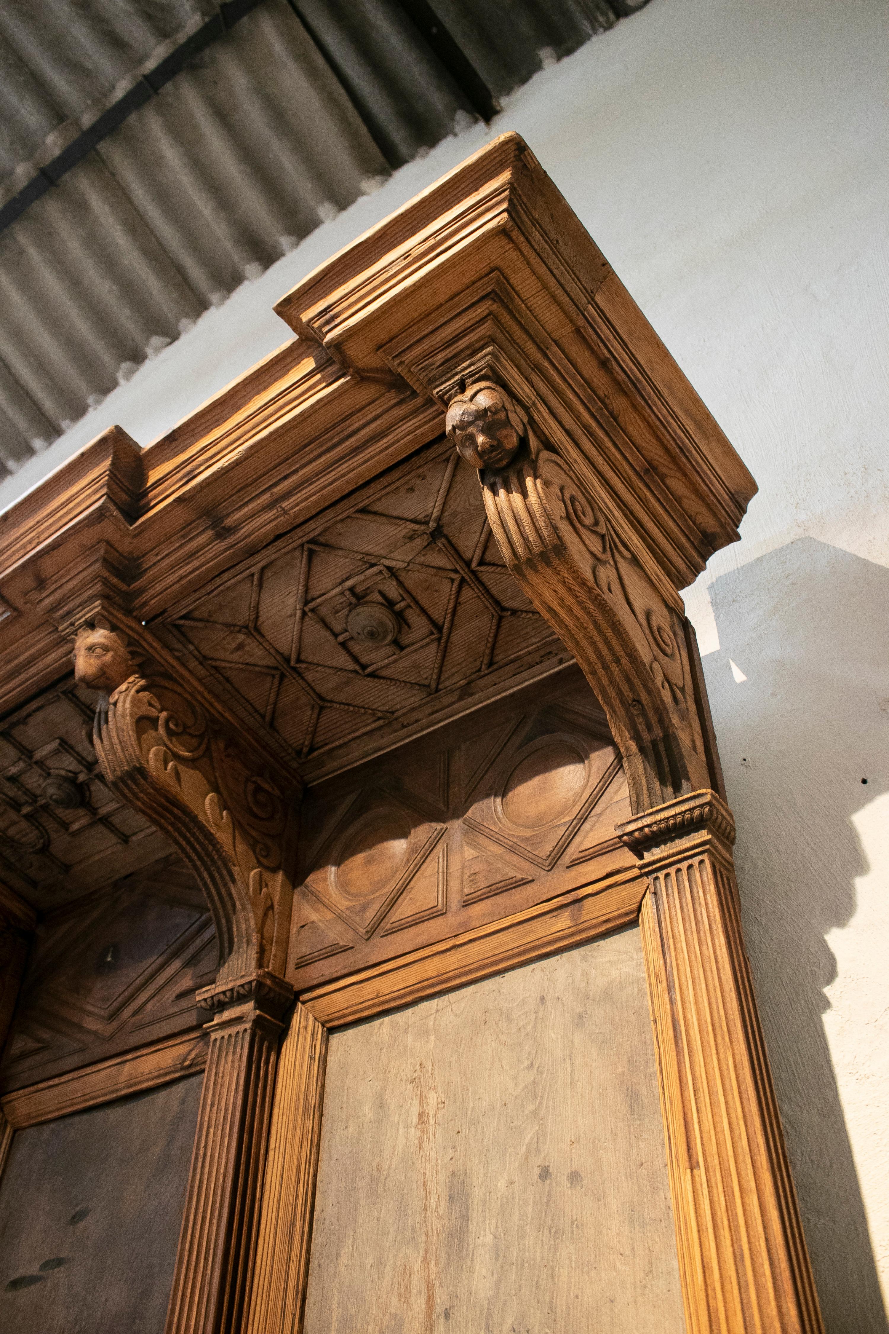 Chaire d'église du 16e siècle en pin et noyer sculpté à la main, à quatre places. 4