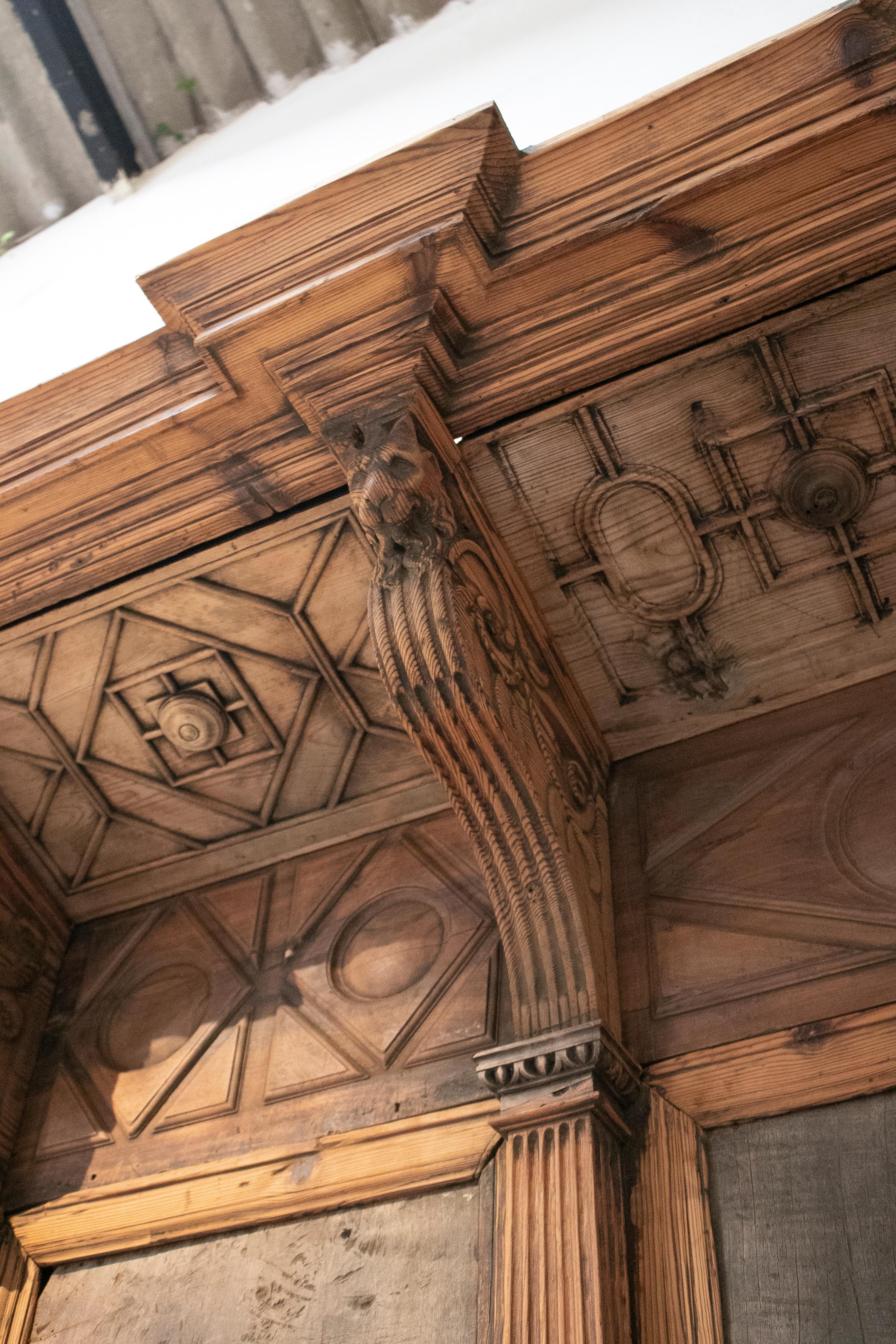 Chaire d'église du 16e siècle en pin et noyer sculpté à la main, à quatre places. 5