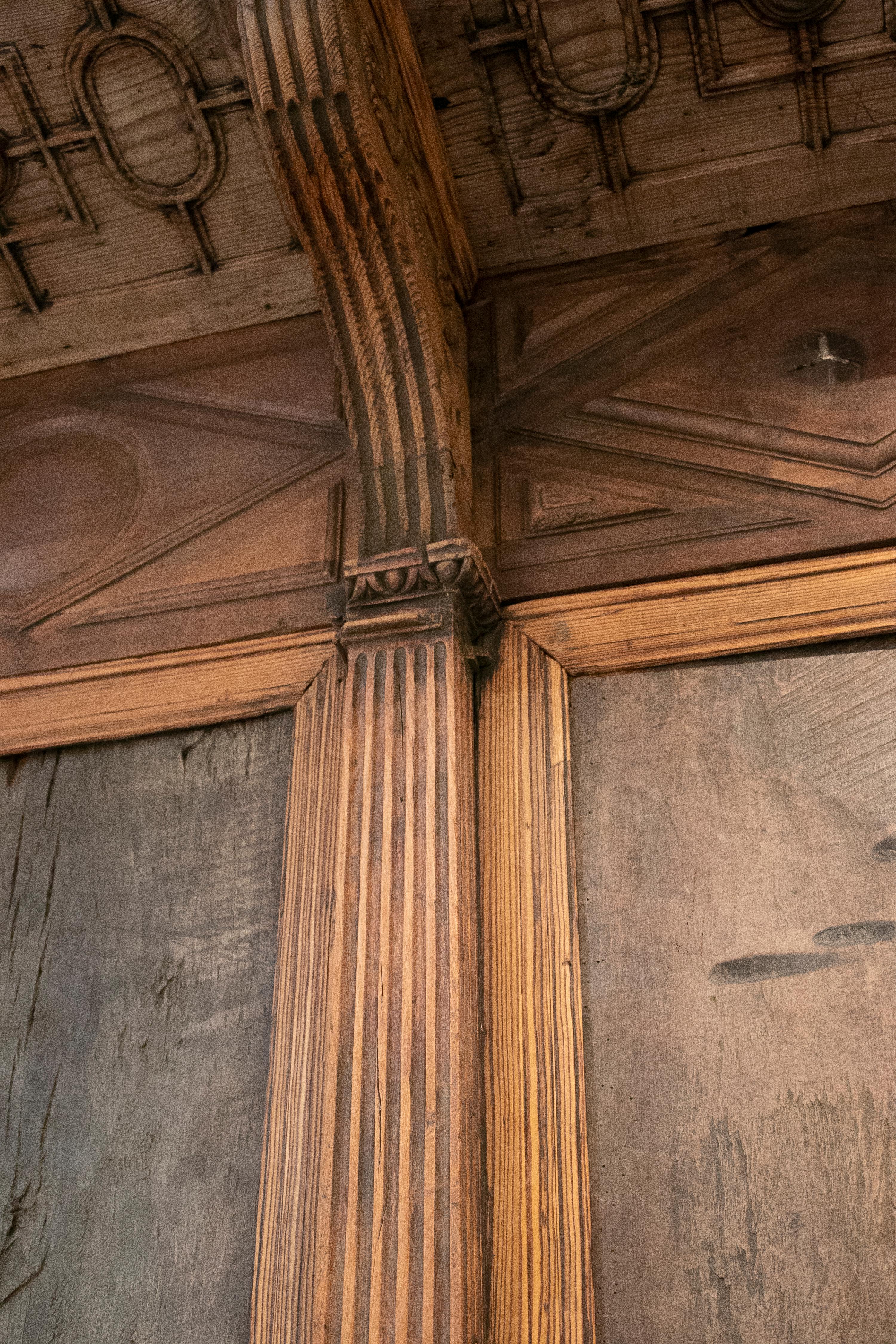 Chaire d'église du 16e siècle en pin et noyer sculpté à la main, à quatre places. 7