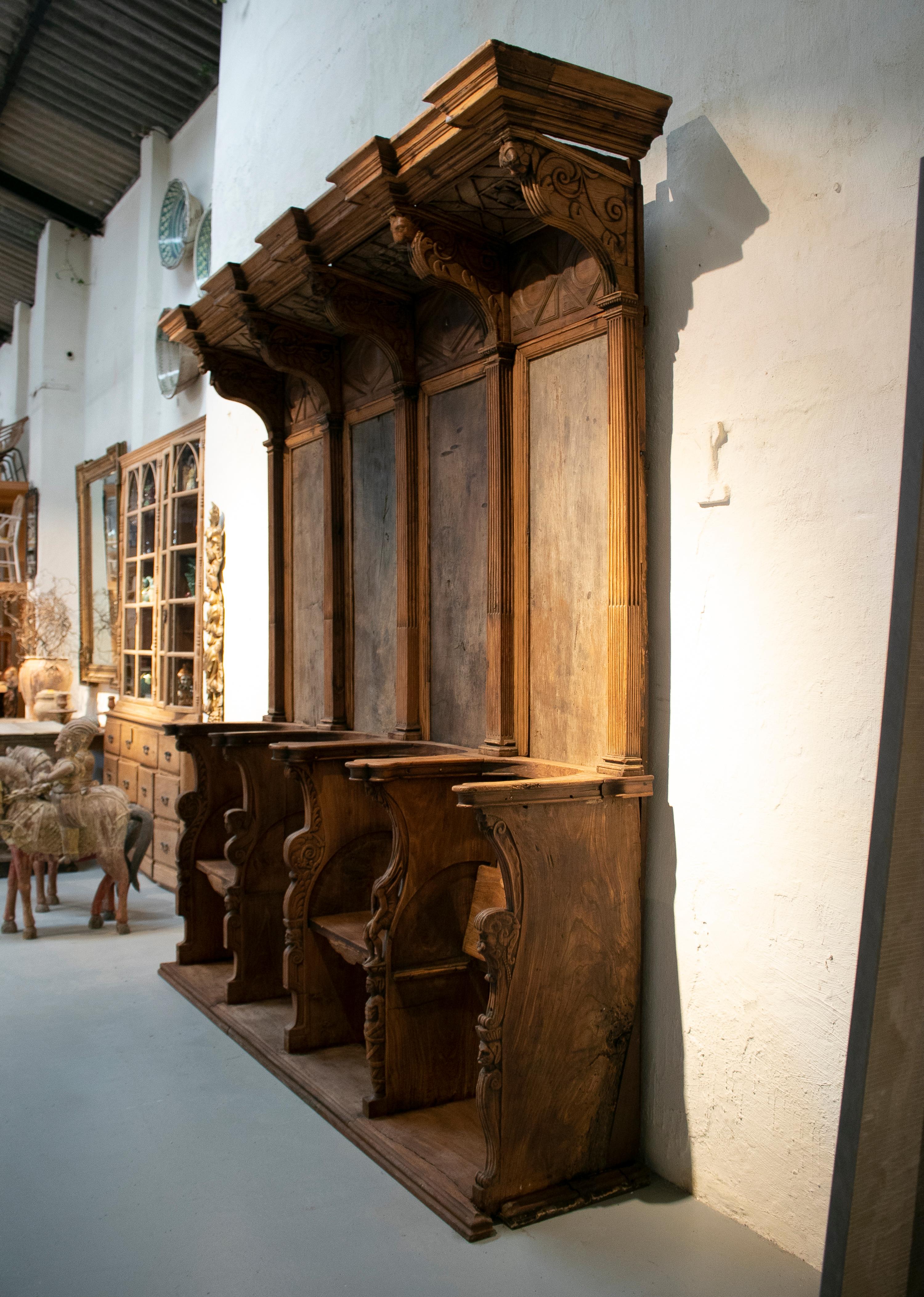 Chaire d'église du 16e siècle en pin et noyer sculpté à la main, à quatre places. 8