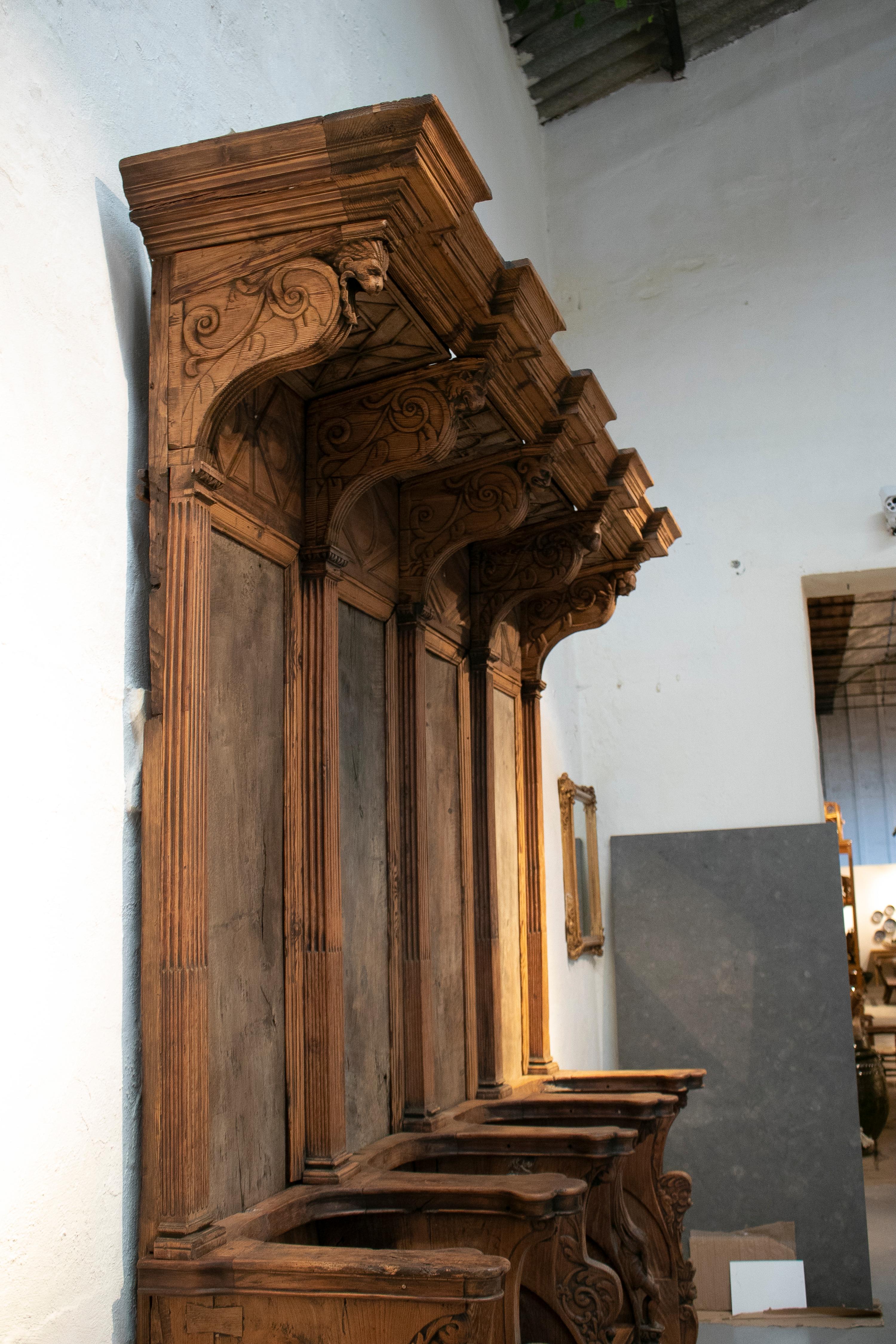 Chaire d'église du 16e siècle en pin et noyer sculpté à la main, à quatre places. 9
