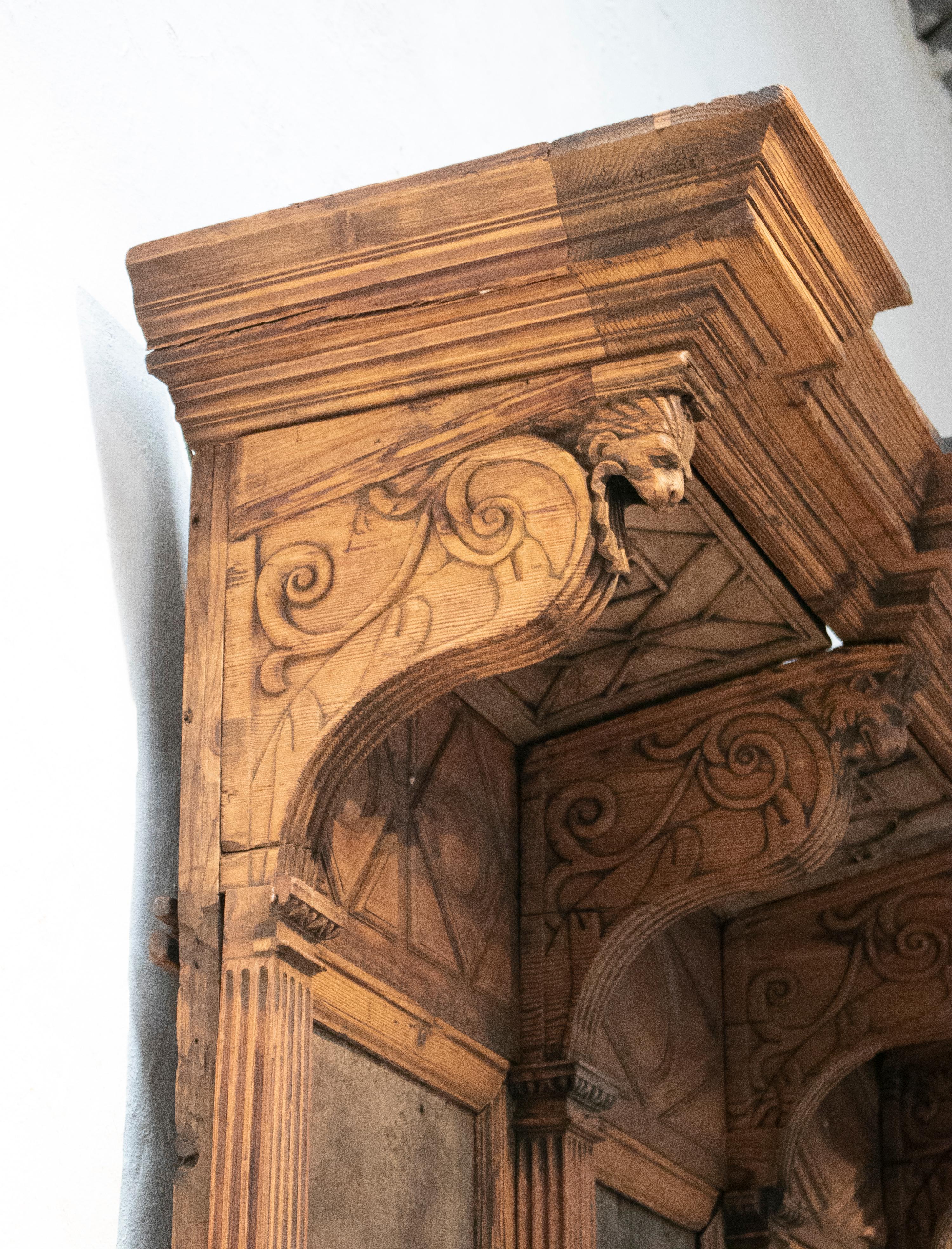 Chaire d'église du 16e siècle en pin et noyer sculpté à la main, à quatre places. 10