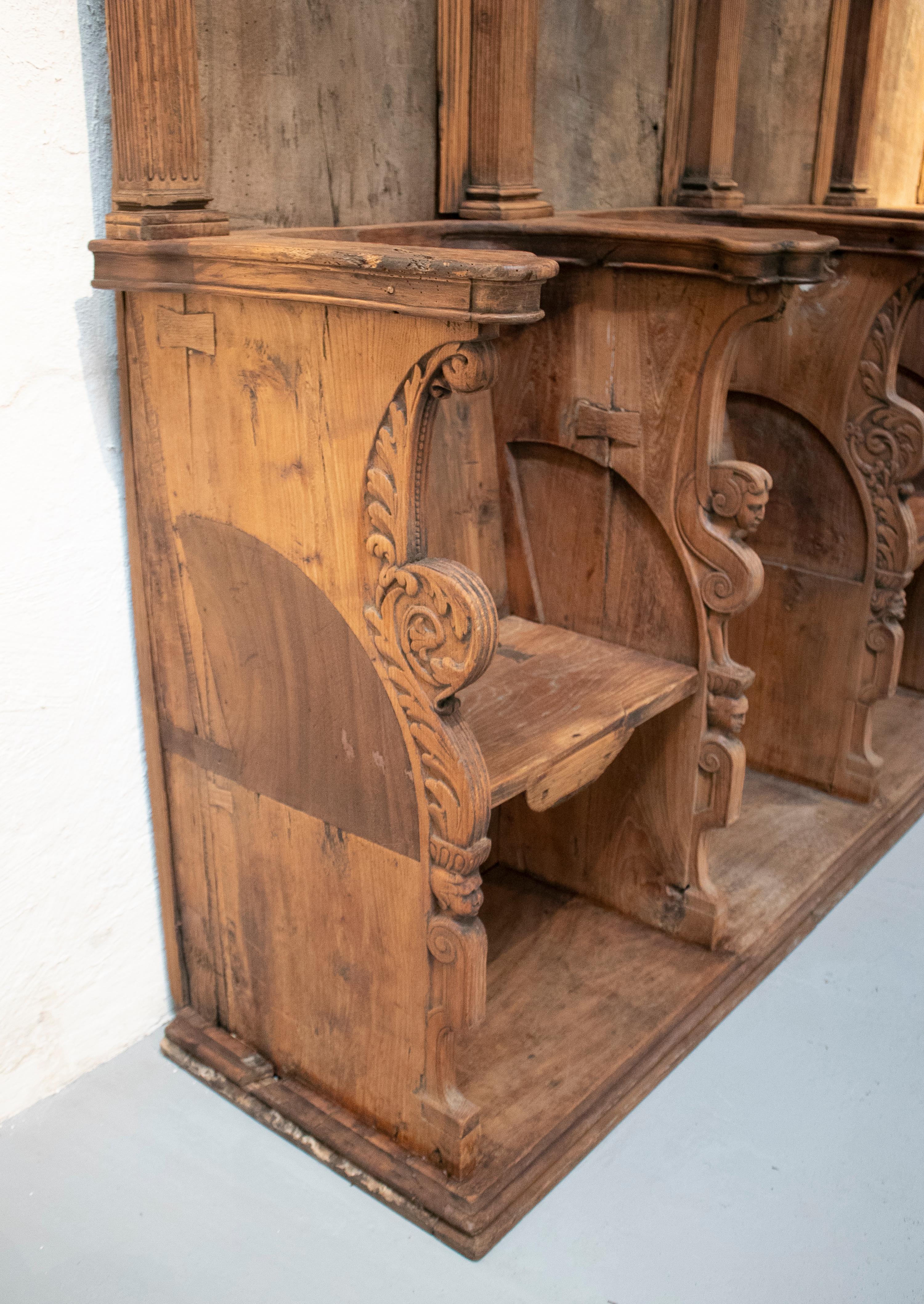 Chaire d'église du 16e siècle en pin et noyer sculpté à la main, à quatre places. 11