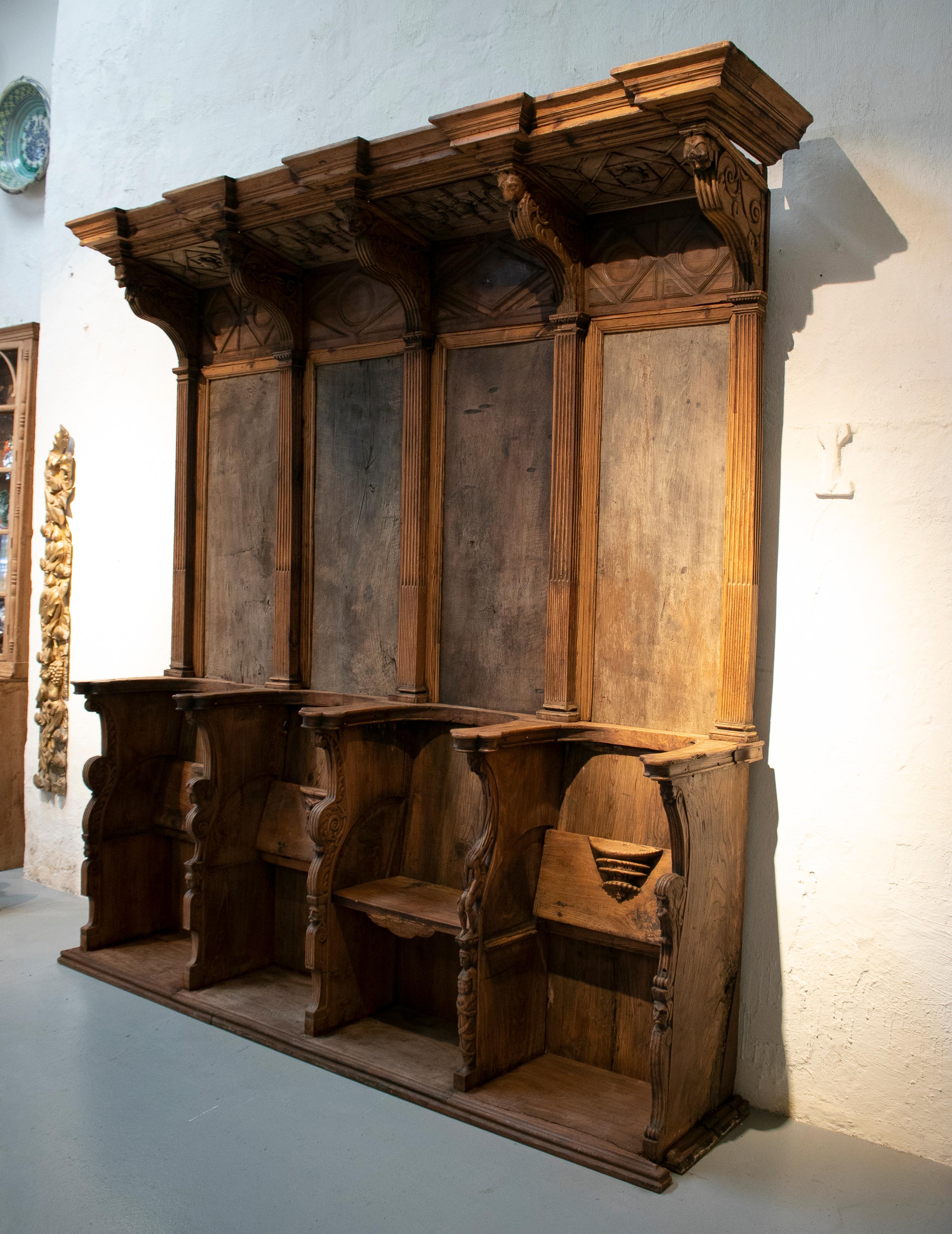 Ancienne stalle de chœur d'église en pin et noyer, sculptée à la main et datant du 16e siècle.