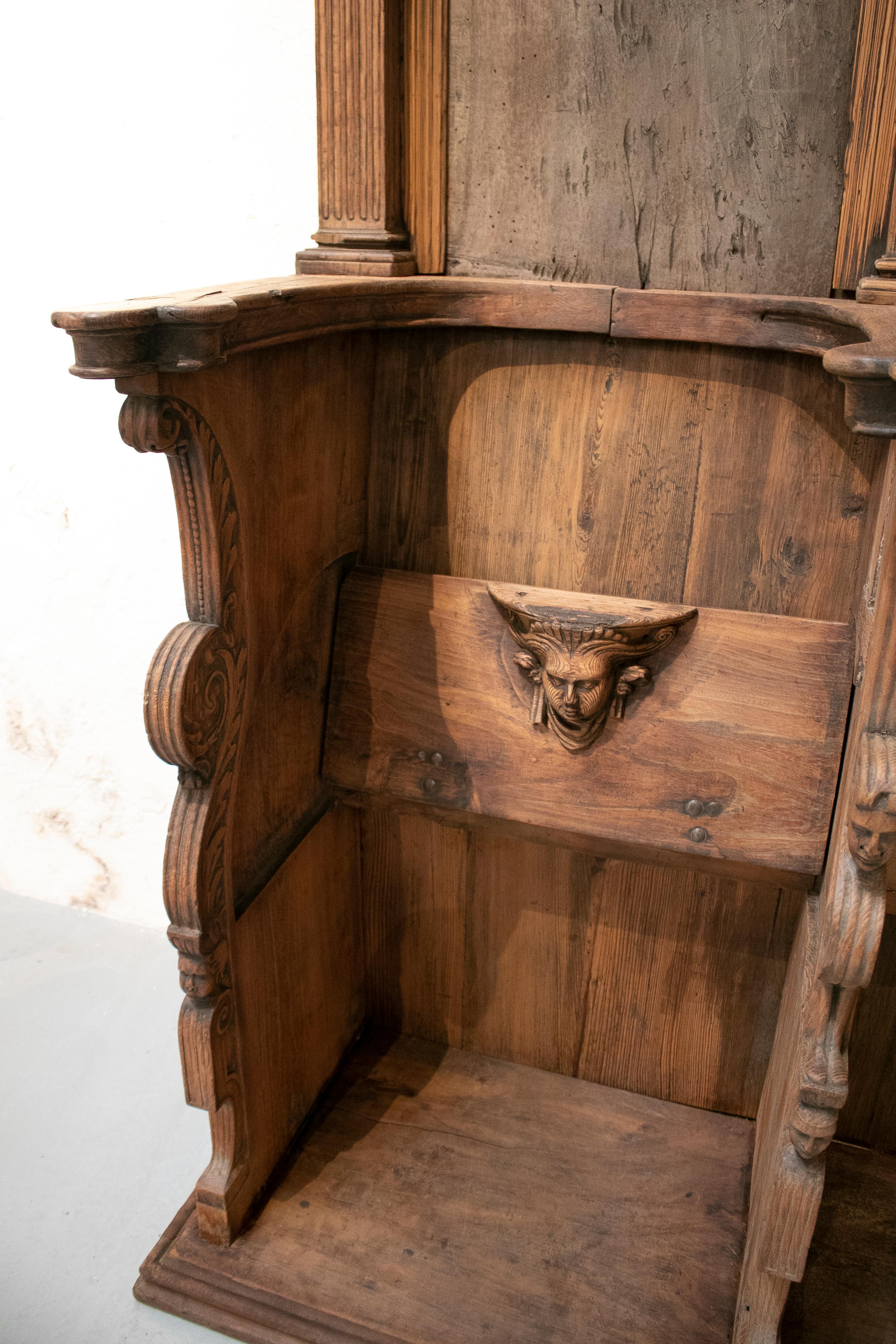 Renaissance Chaire d'église du 16e siècle en pin et noyer sculpté à la main, à quatre places.