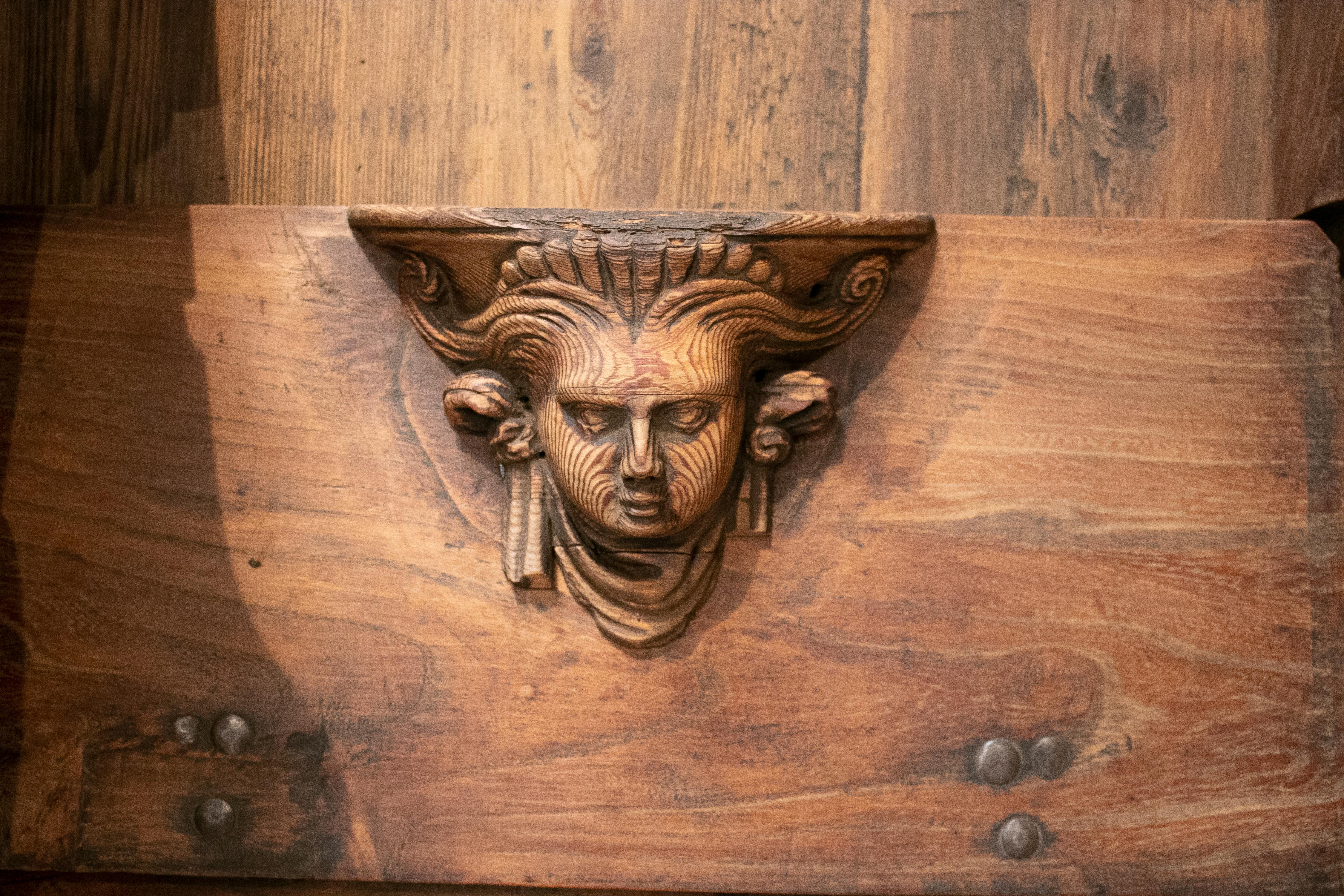 Espagnol Chaire d'église du 16e siècle en pin et noyer sculpté à la main, à quatre places.