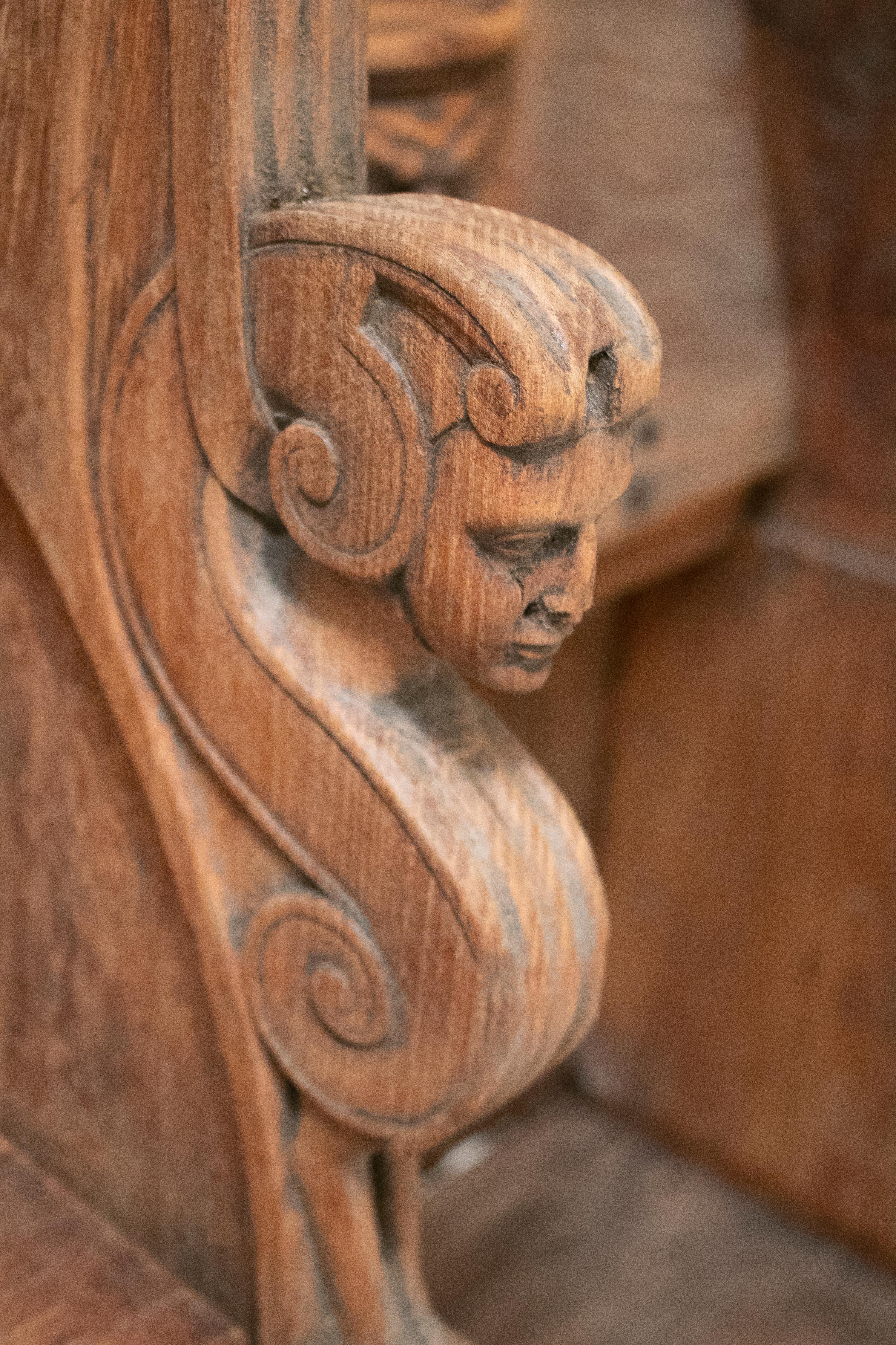 XVIIIe siècle et antérieur Chaire d'église du 16e siècle en pin et noyer sculpté à la main, à quatre places.
