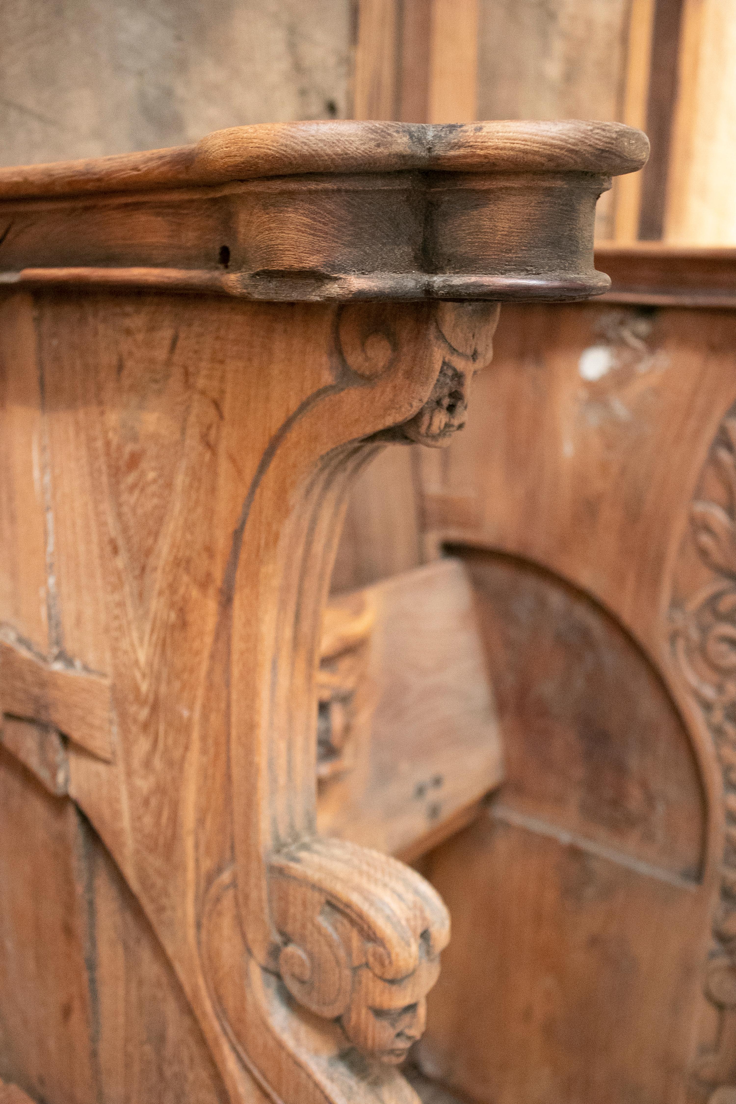 Noyer Chaire d'église du 16e siècle en pin et noyer sculpté à la main, à quatre places.
