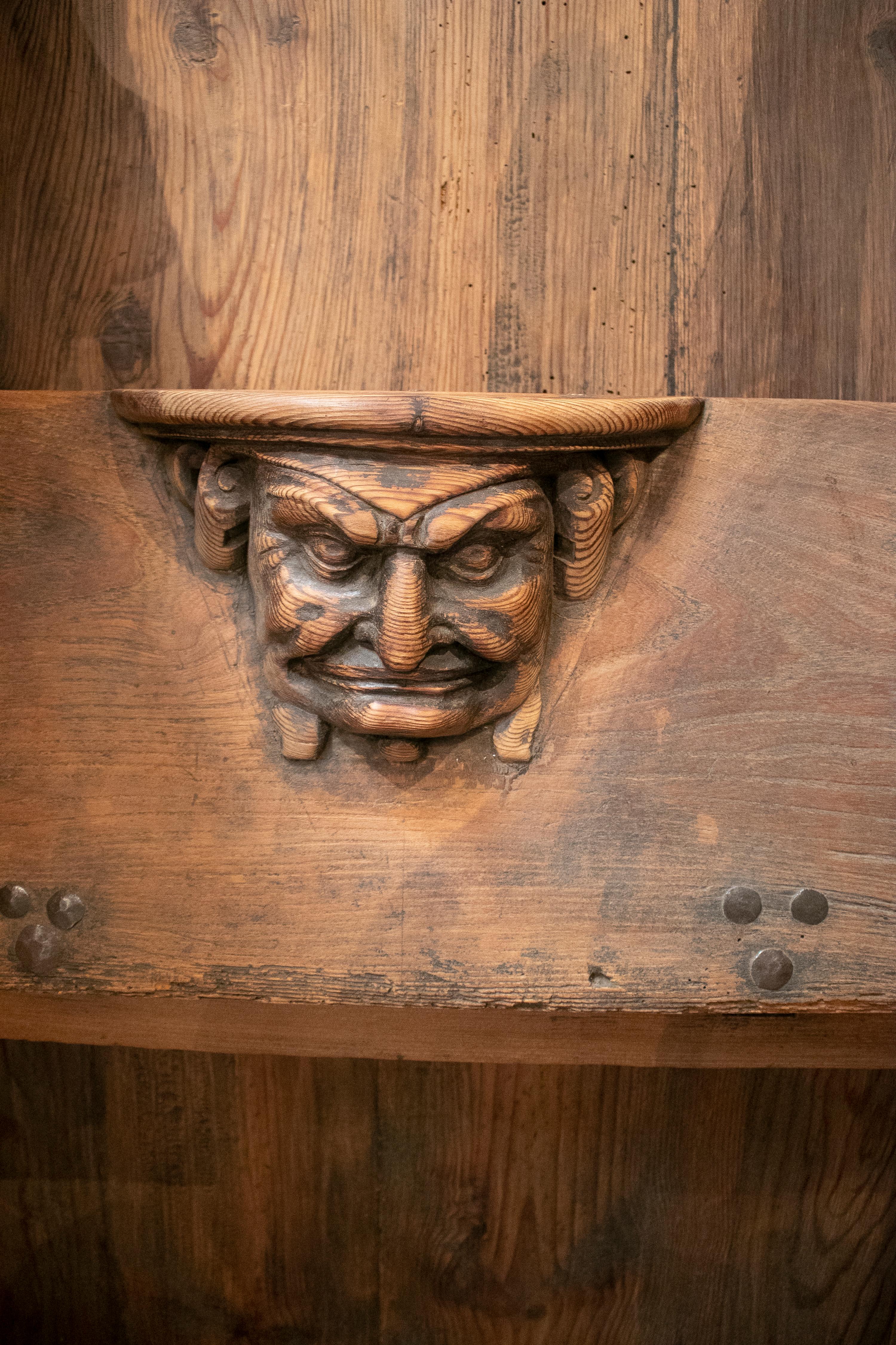 Chaire d'église du 16e siècle en pin et noyer sculpté à la main, à quatre places. 1